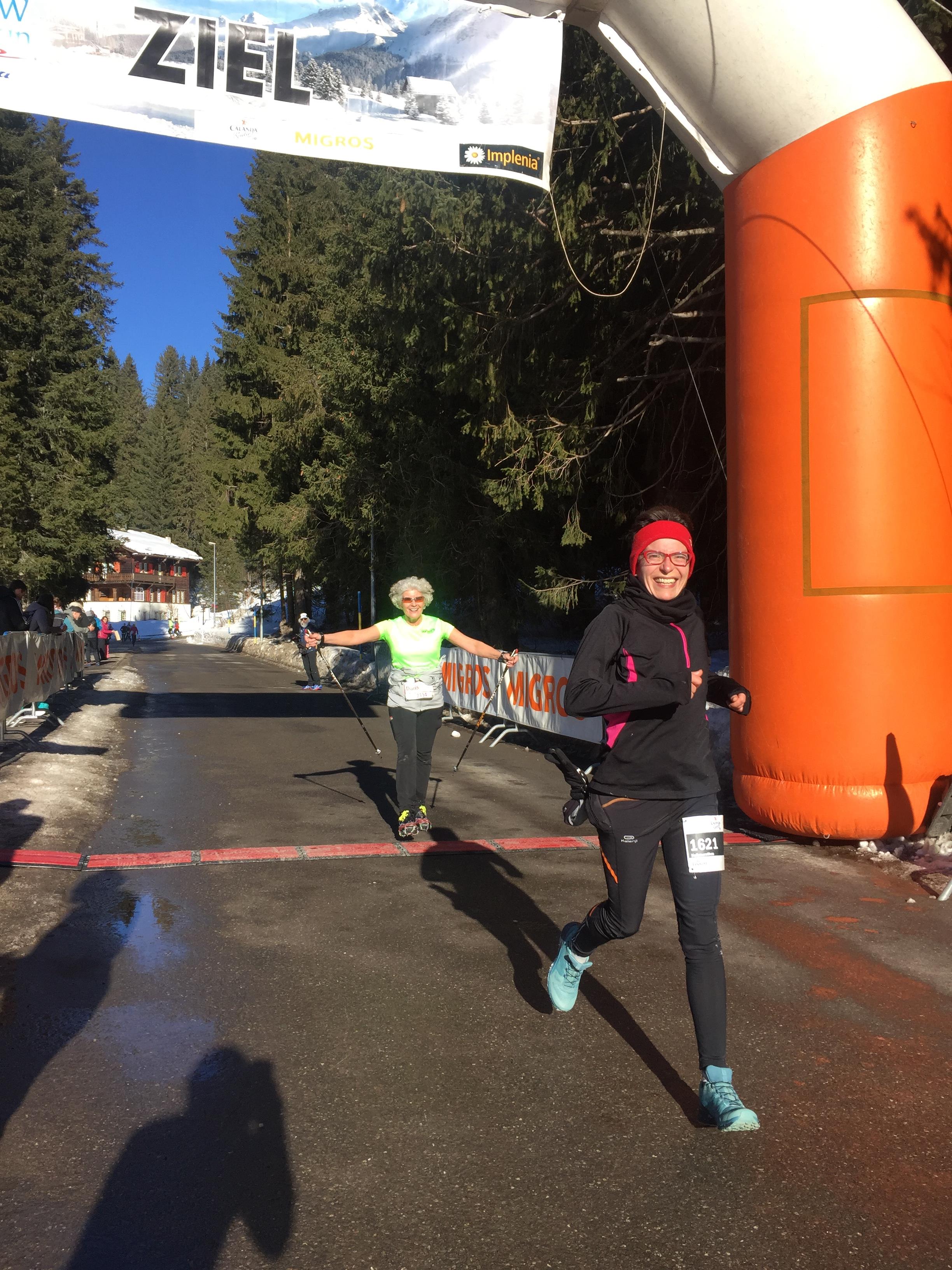 Silvia Liberati und Doris Ritter erreichen gleichzeitig das Ziel