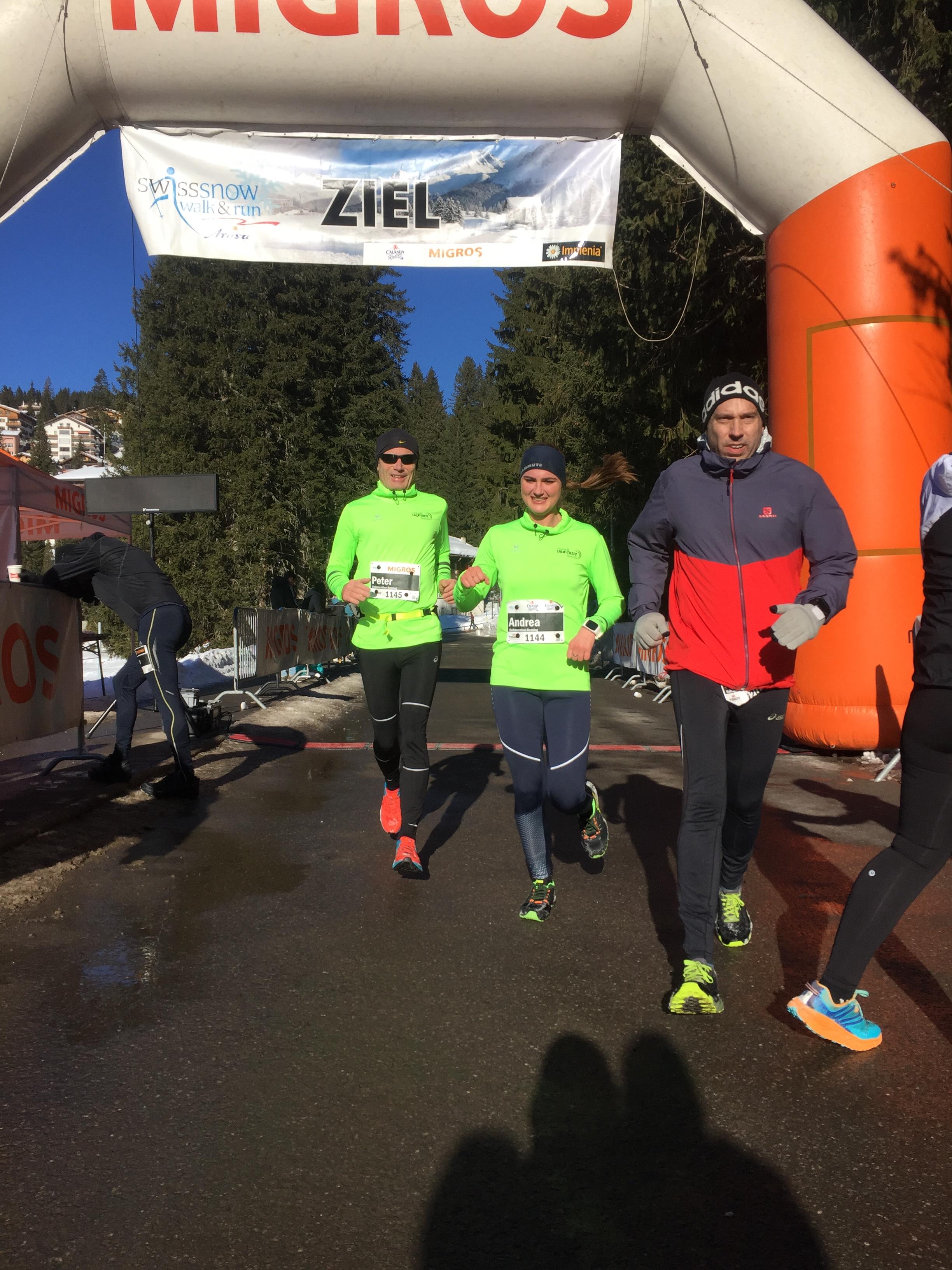 Peter und Andrea Schönenberger finishen gemeinsam den Halbmarathon