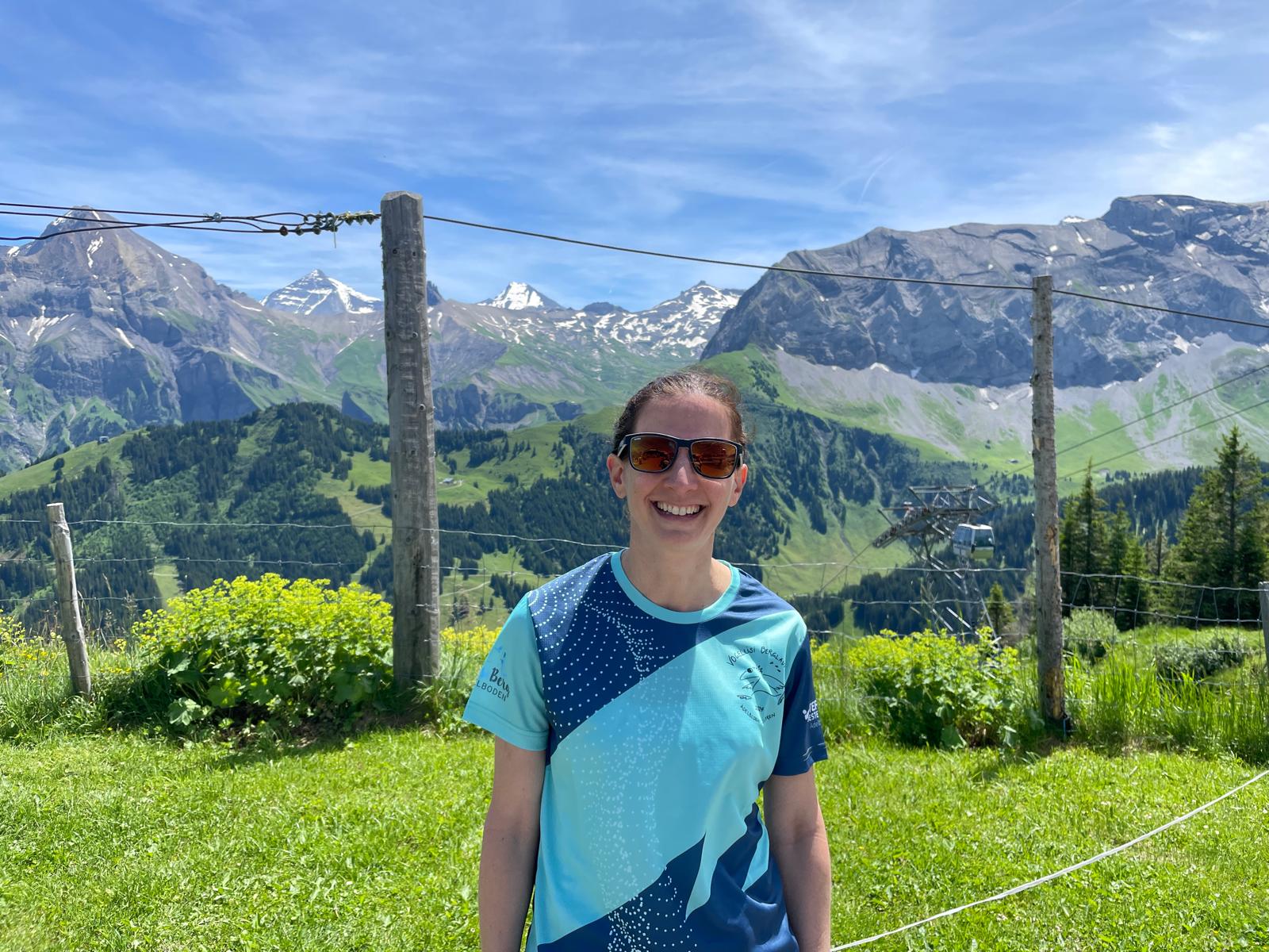 Anita im Finisher-T-Shirt vor toller Kulisse