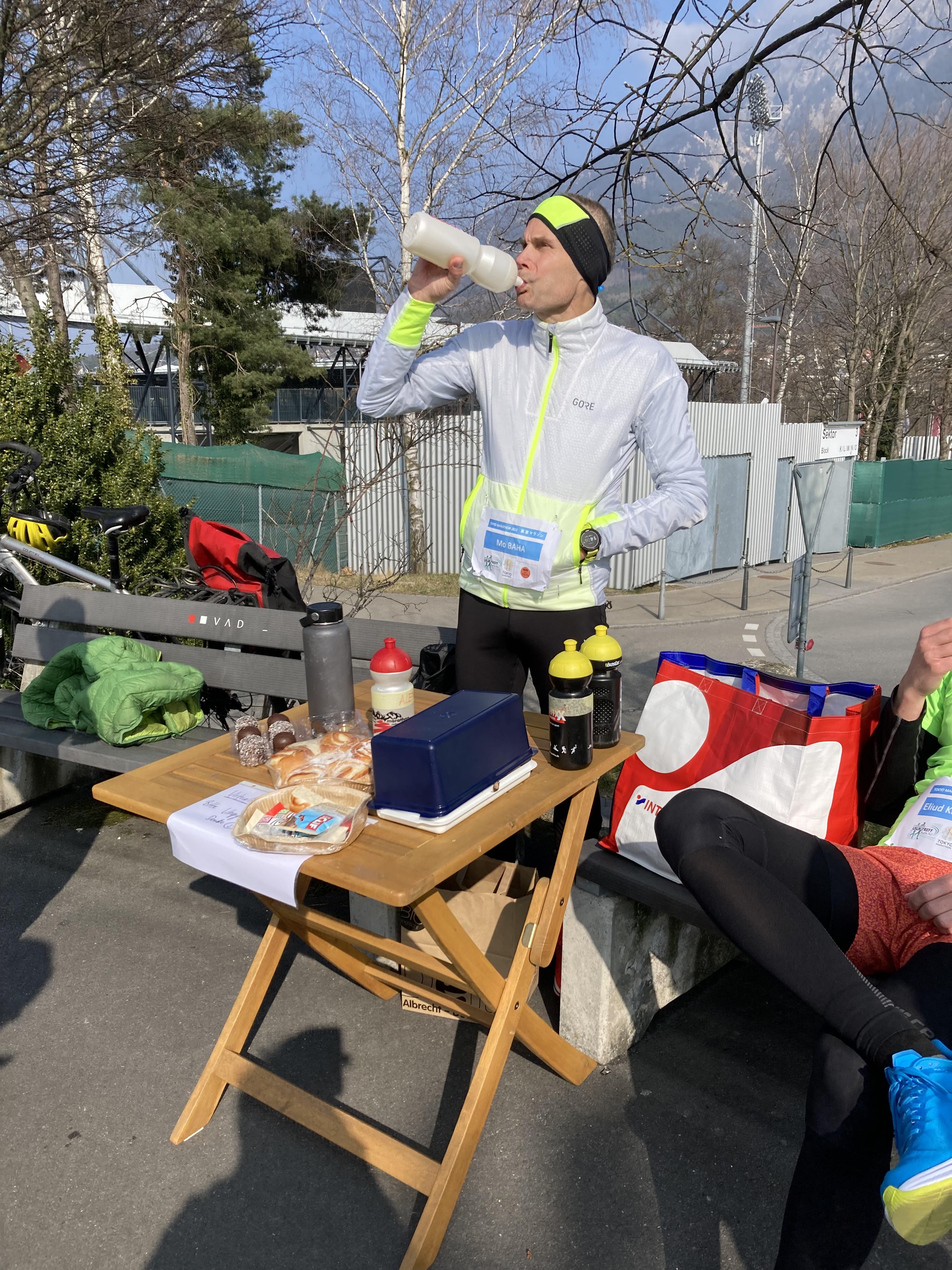 Baha füllt die Flüssigkeitsreserven auf.