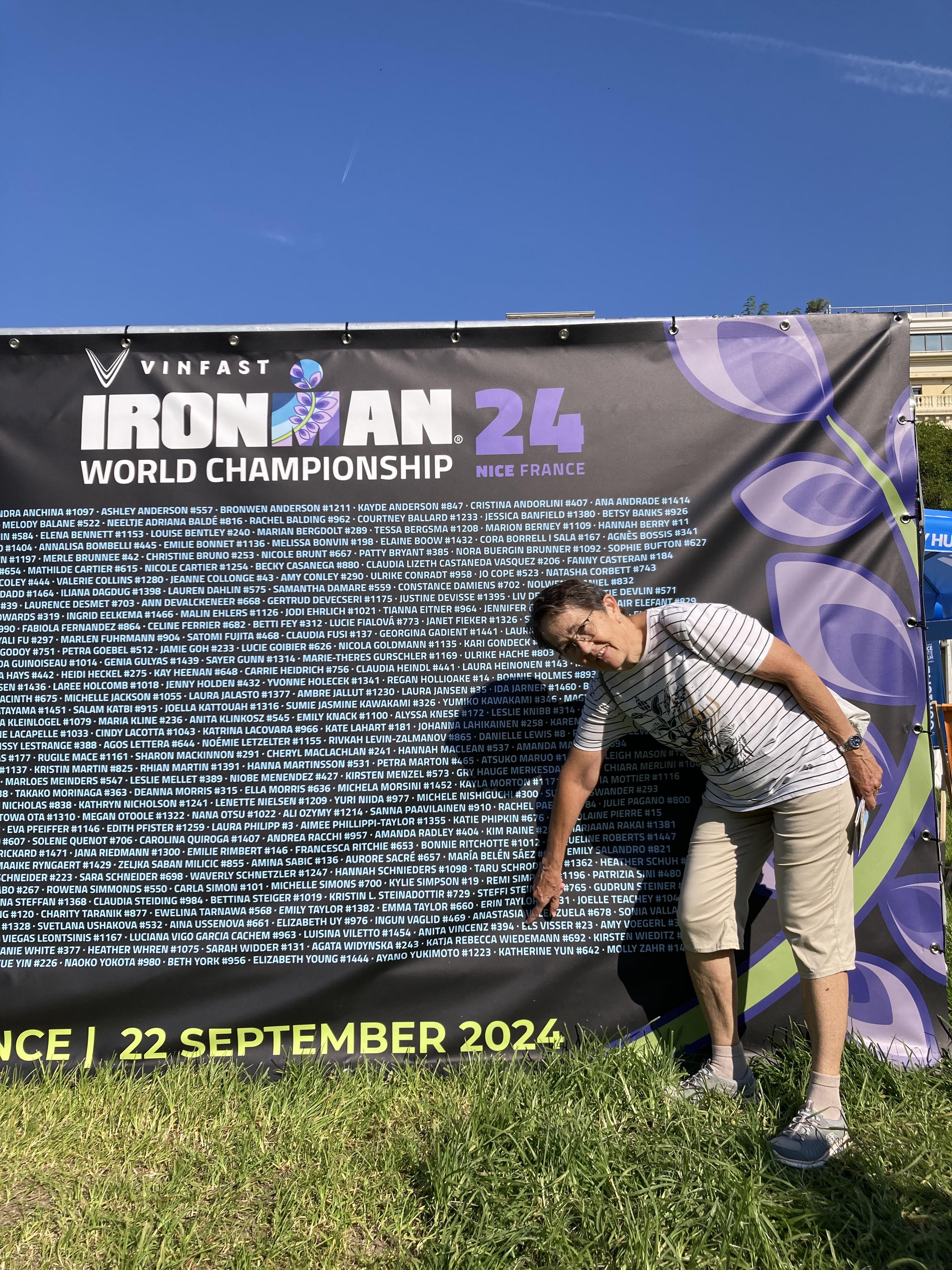 Hilde sucht Anita auf der Teilnehmerinnentafel.