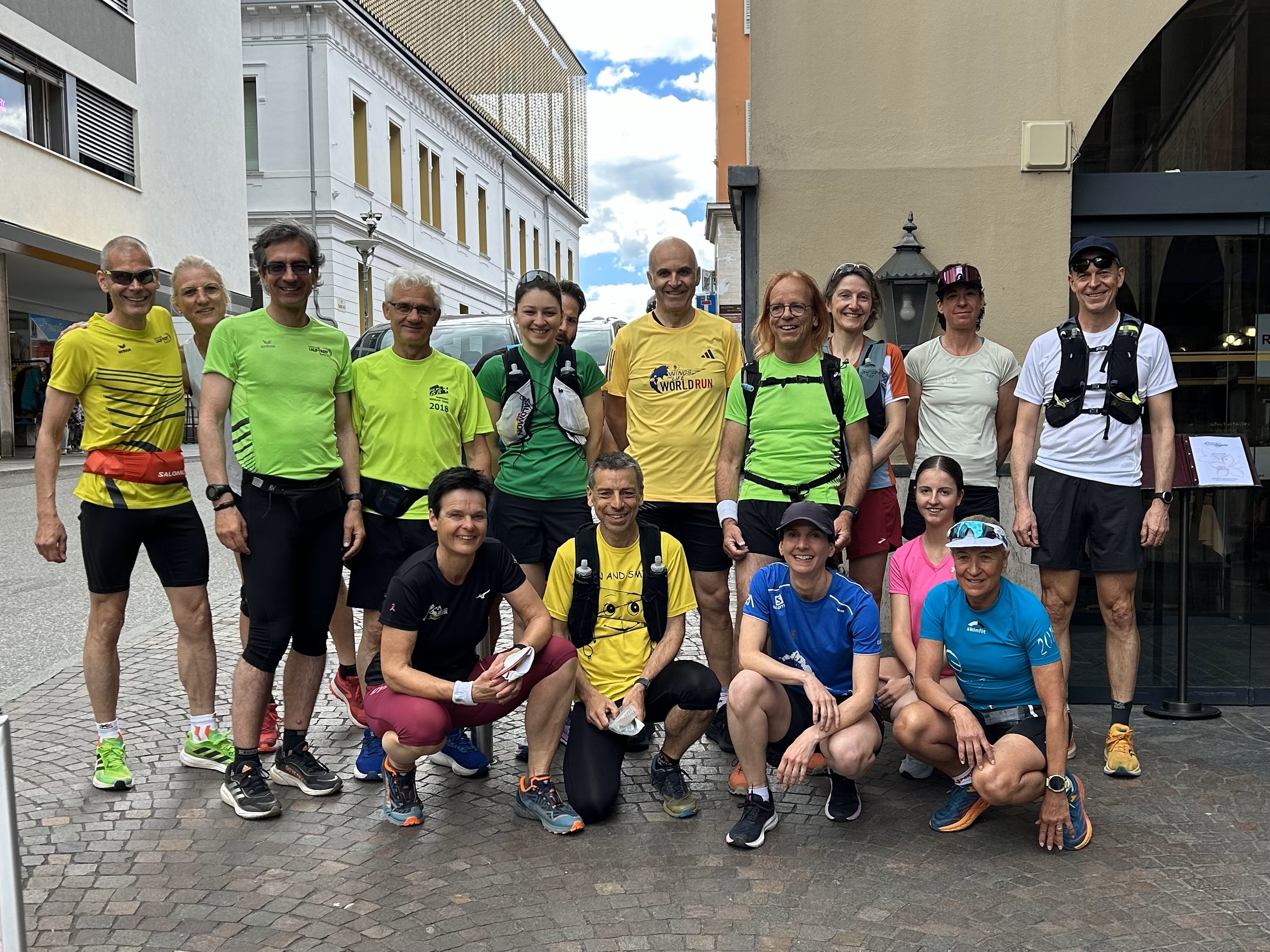 Die Läuferinnen und Läufer vor dem Hotel Dell'Angelo