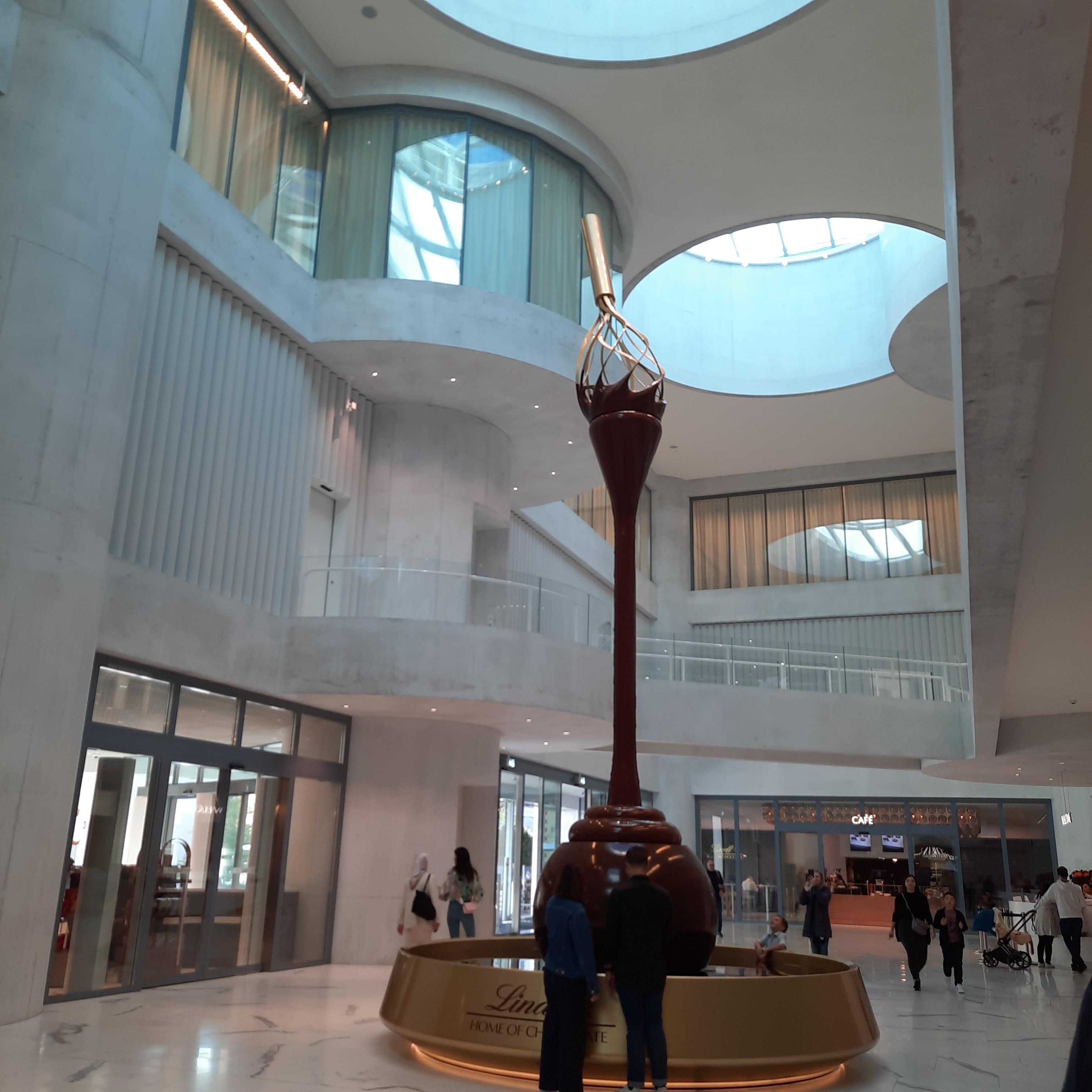 Die eindrückliche Eingangshalle mit dem Schoggi-Brunnen