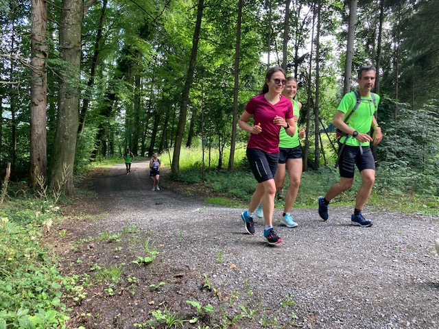 Die Kühle im Wald tut gut.
