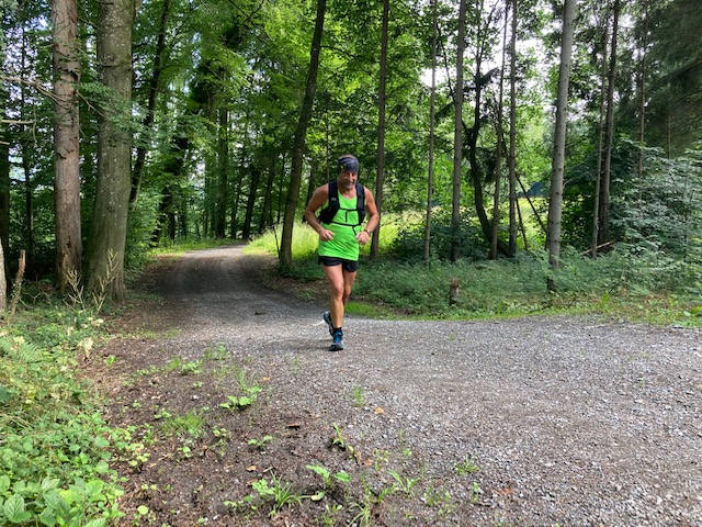 Antonio läuft locker bergwärts.