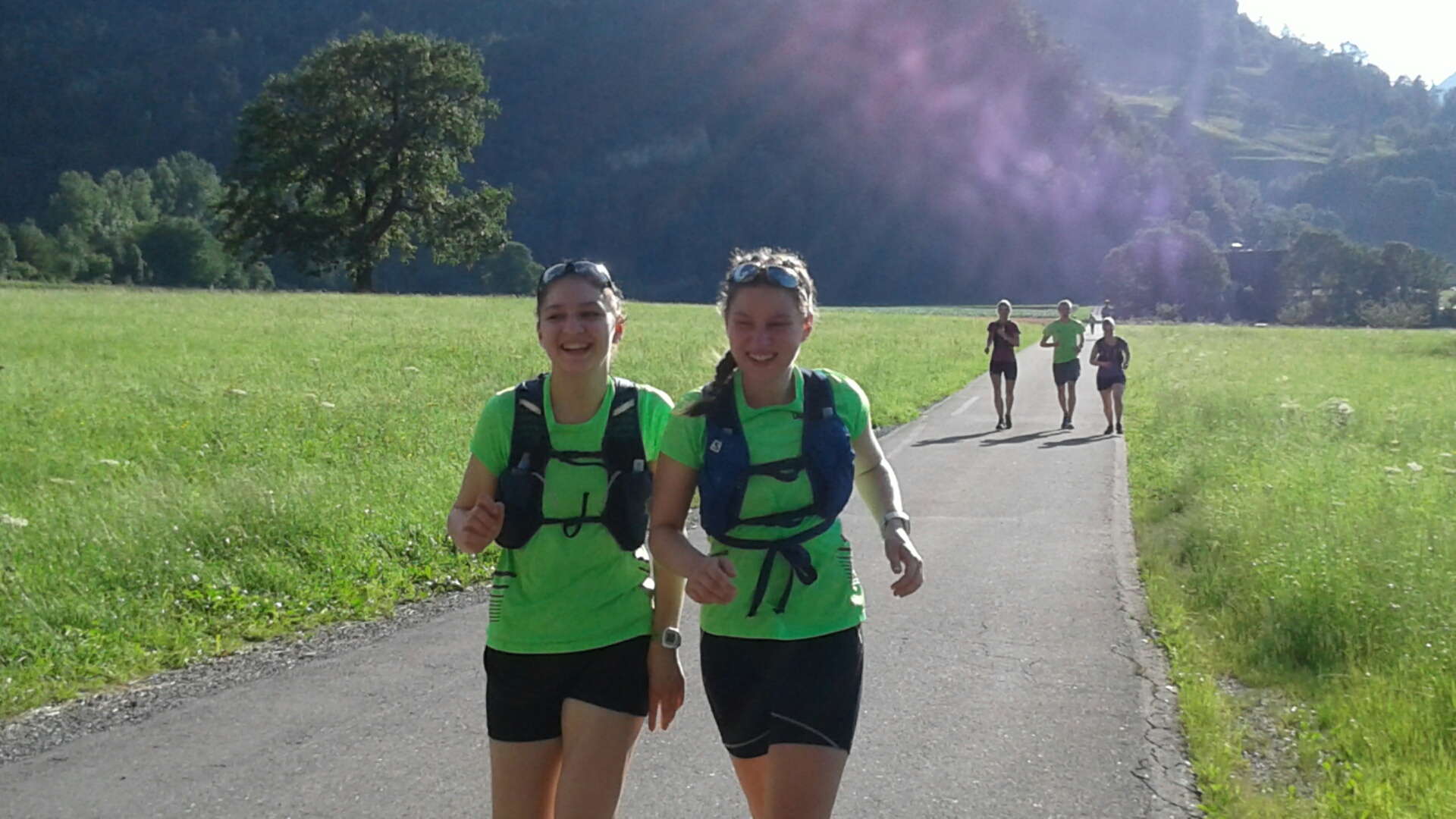 Ursina und Seraina kurz vor dem Ziel