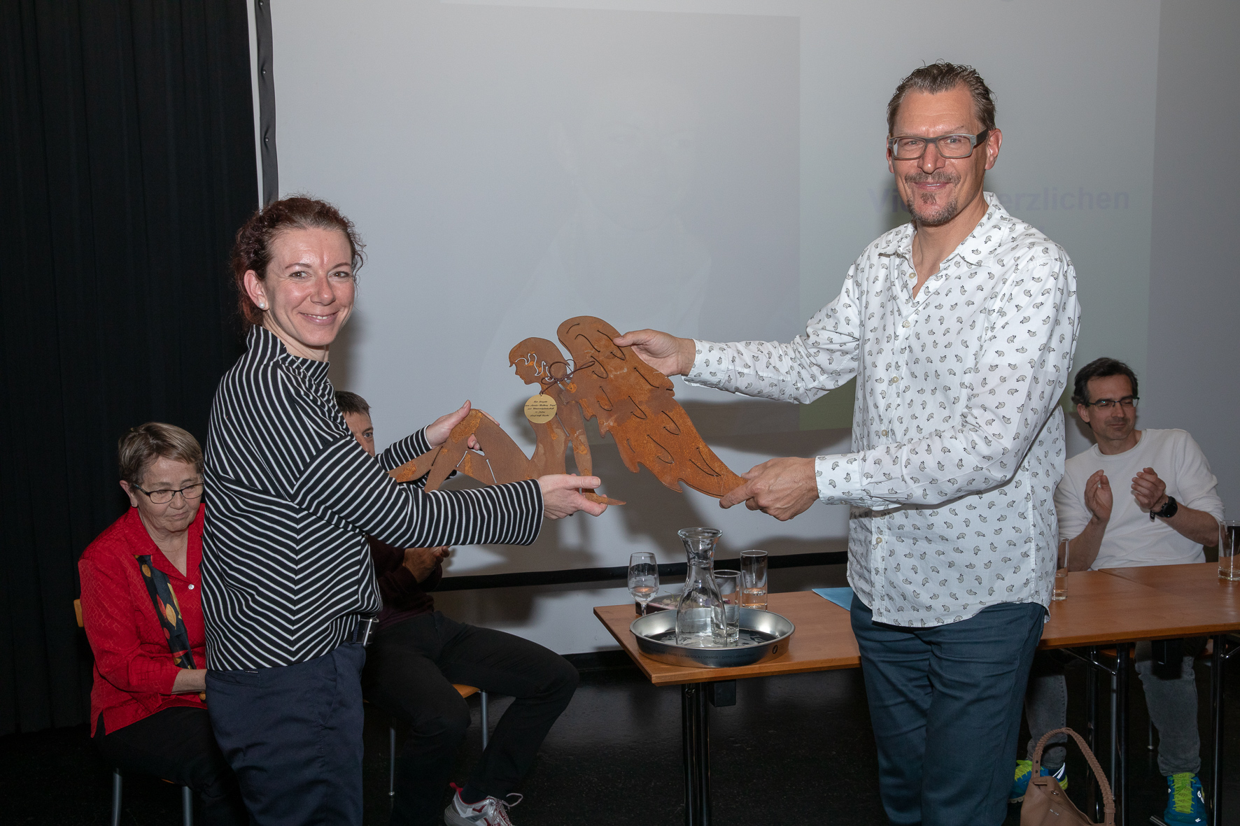 Brigitte erhält zur Ehren-Mitgliedschaft einen Walking-Engel