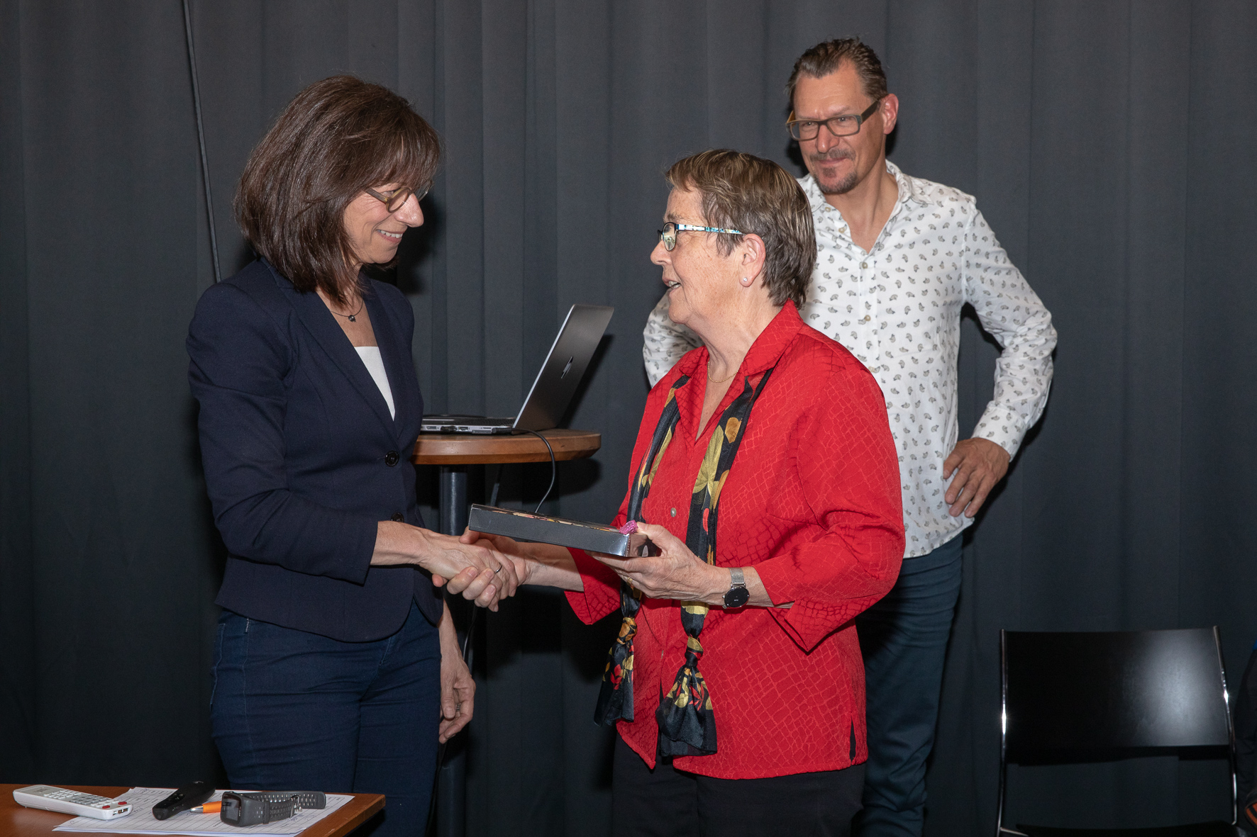 Hilde dankt Heidi Hanselmann mit einer Süssigkeit aus Räfis