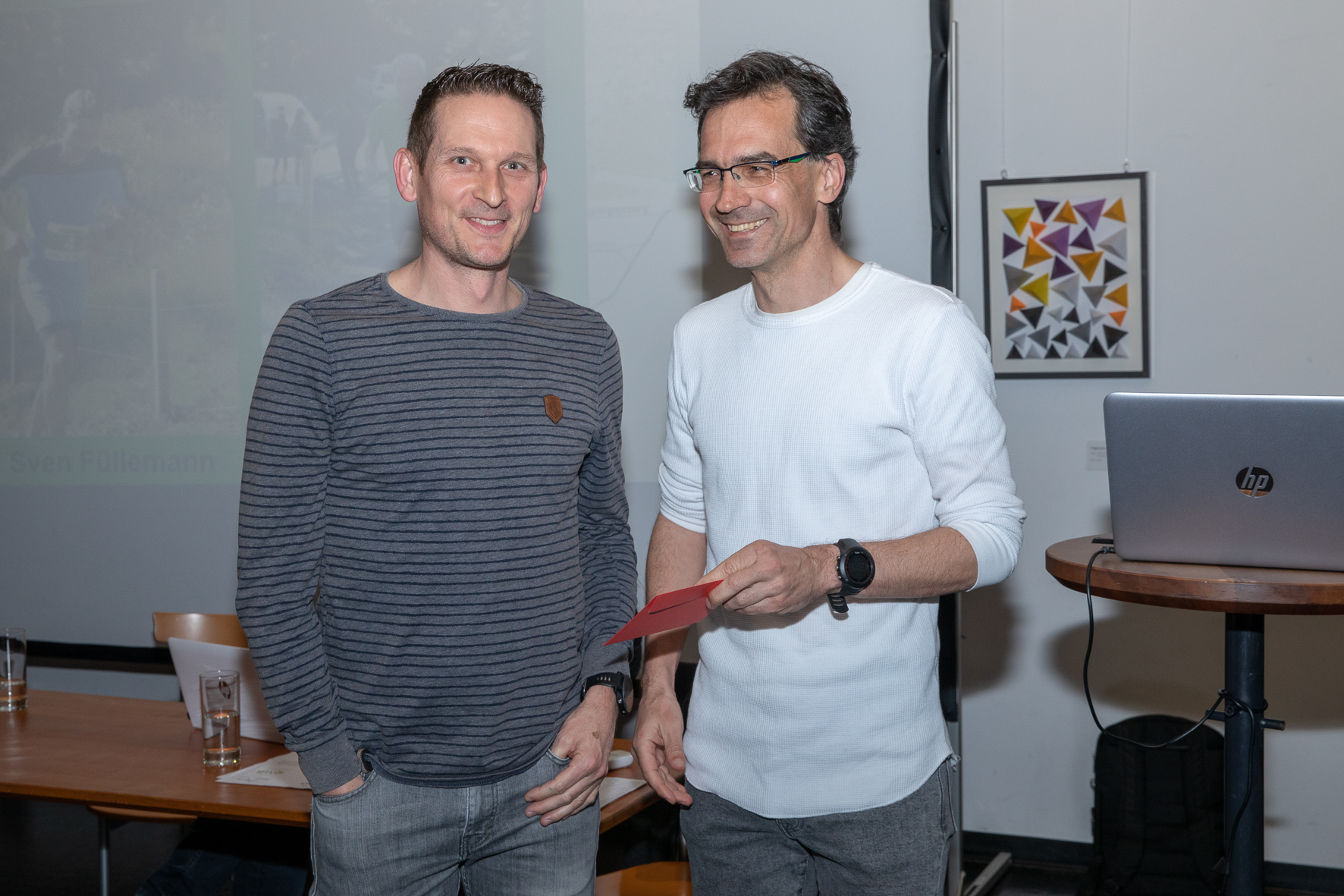 Alex gratuliert Sven zur Berglauf-Trophy