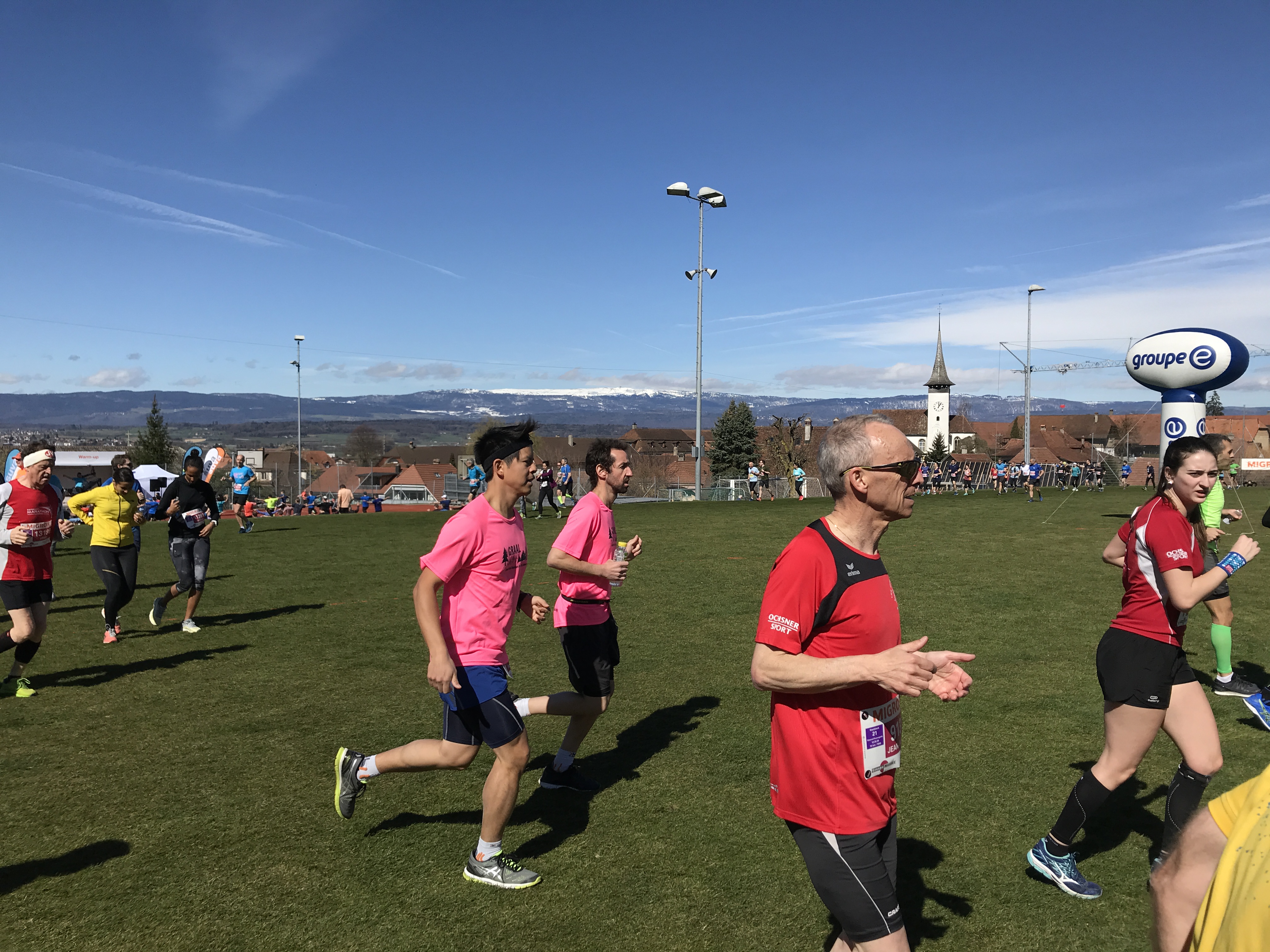 Einlaufen auf der Sportanlage Kerzers