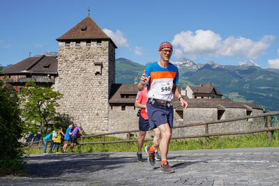 Simon vor der eindrücklichen Kulisse von Schloss Vaduz