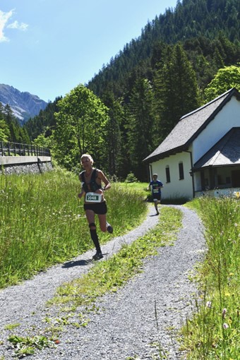 Ingrid kurz vor der Stabübergabe an Nina in Steg