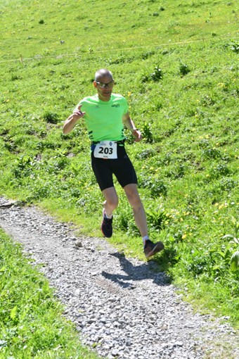 Baha kommt flotten Schrittes vom Saasförkle herunter.