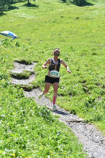 Nina kurz vor Malbun, wo es aber noch eine 5km-Schleife ums Bergdorf zu laufen gibt.