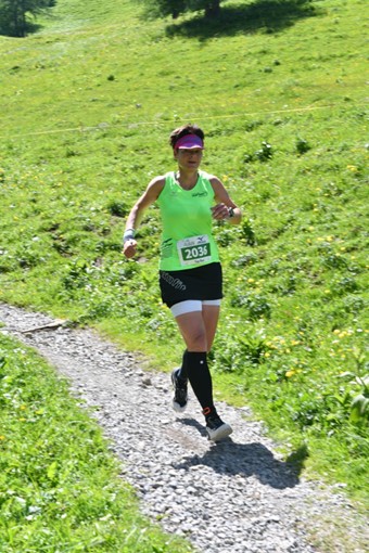 Heidi kurz vor Malbun, bevor es nochmals bergauf geht - man hört schon den Moderator im Ziel.