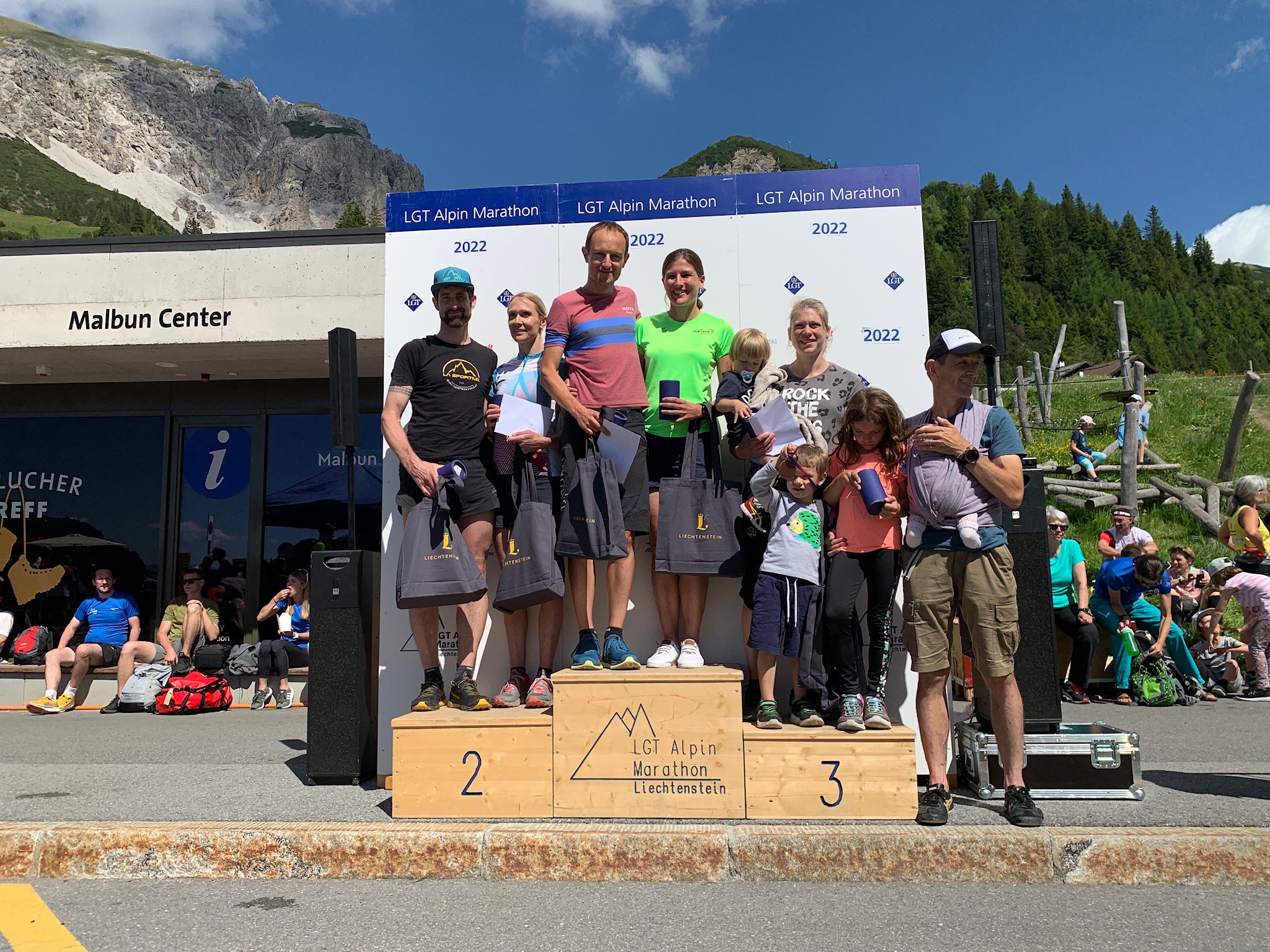 " 'Cause i'm TNT, i'm dynamite": Tina und Thomas lassen sich für ihren Siegeslauf feiern.