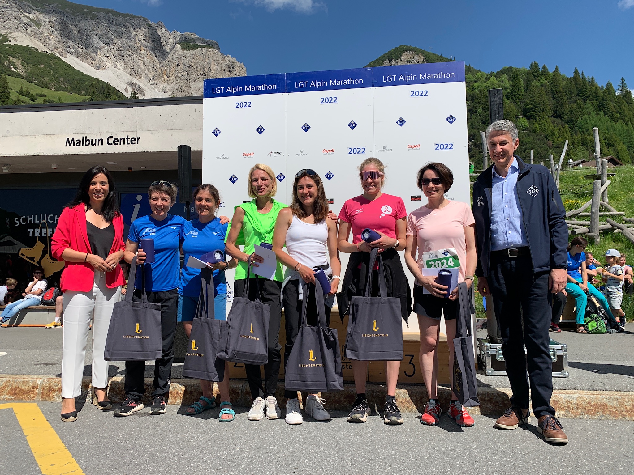 Siegerehrung für die Göldi-Girls für ihren Sieg in der Damen-Staffel