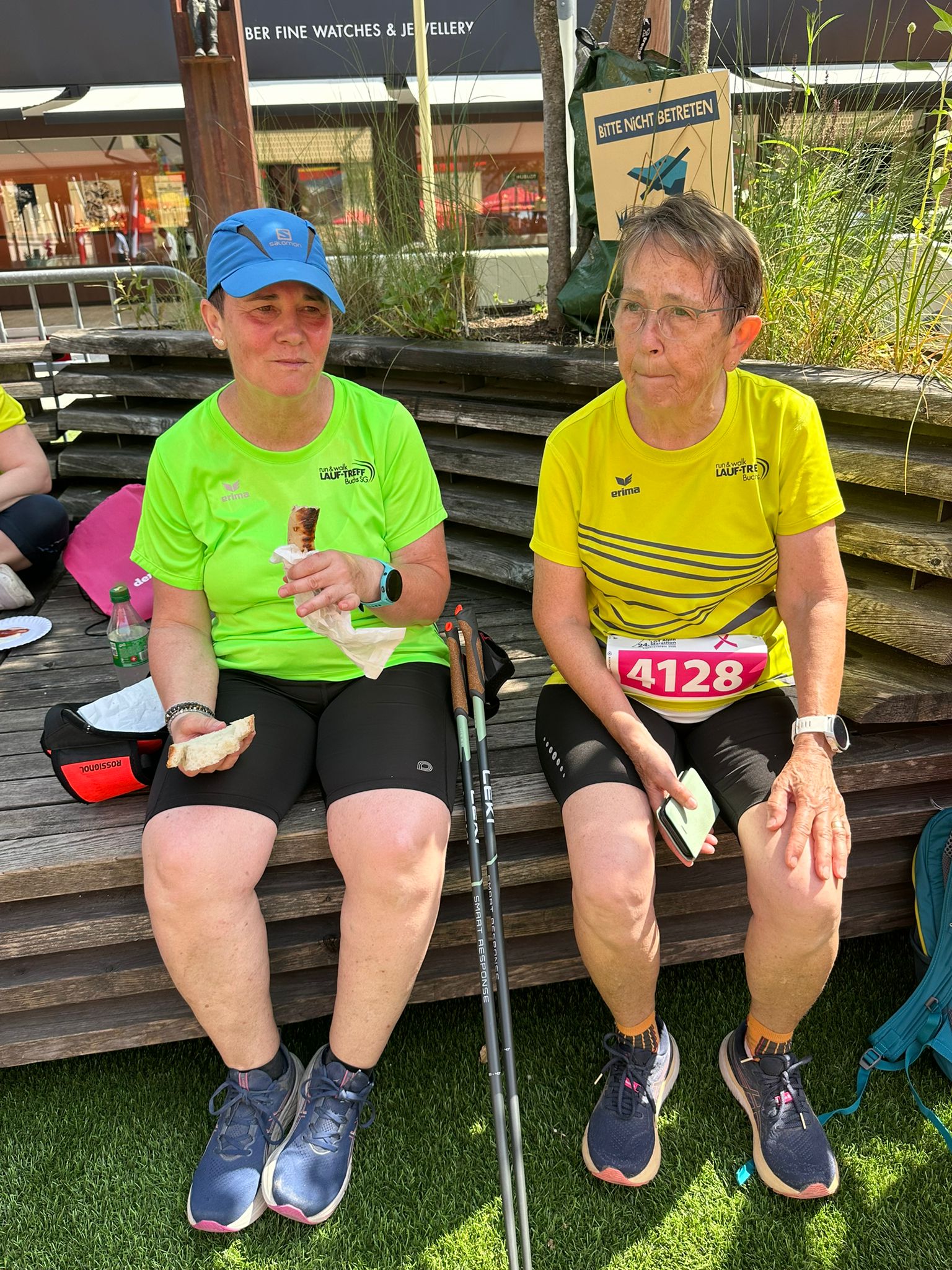 Sandra und Hilde entspannt im Ziel