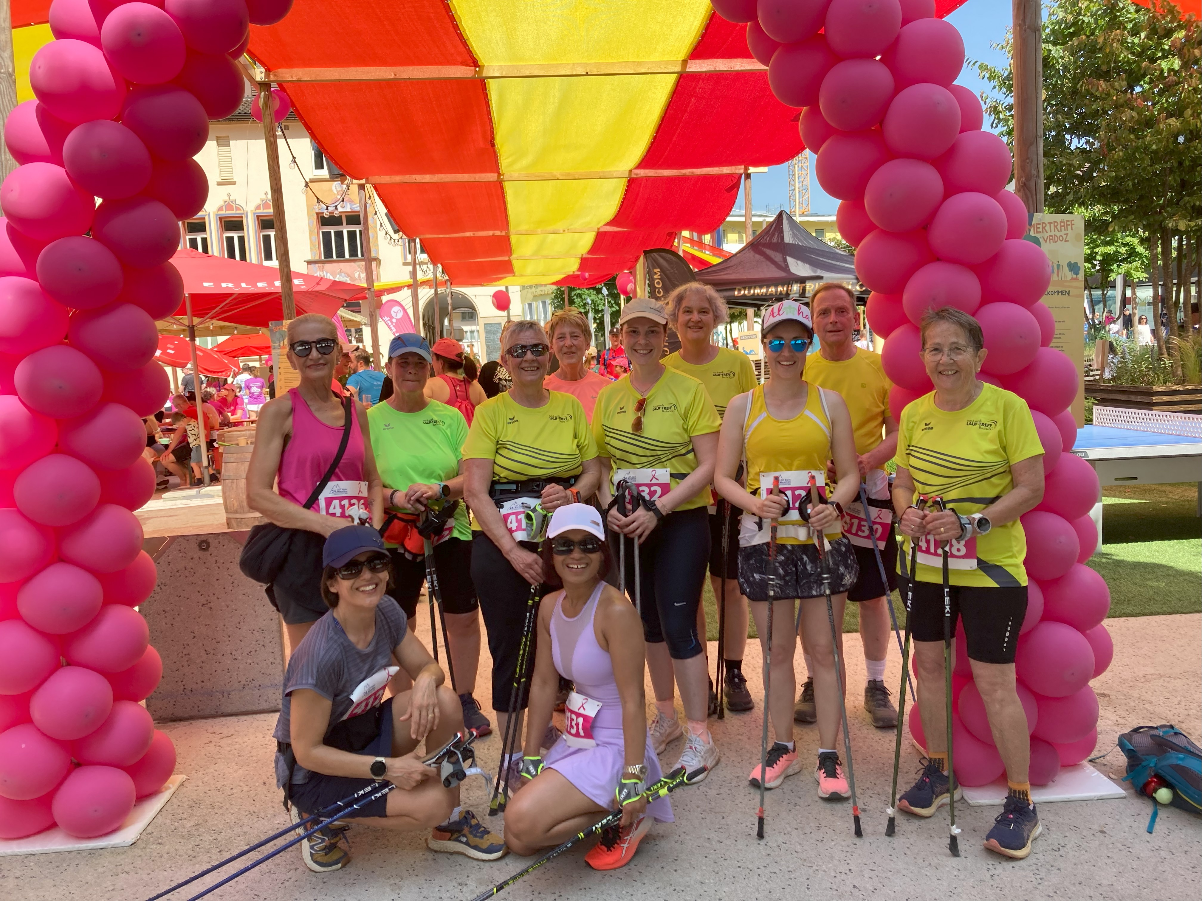 Alle 11 Walkerinnen und Walker unter dem Pink Ribbon-Bogen im Ziel