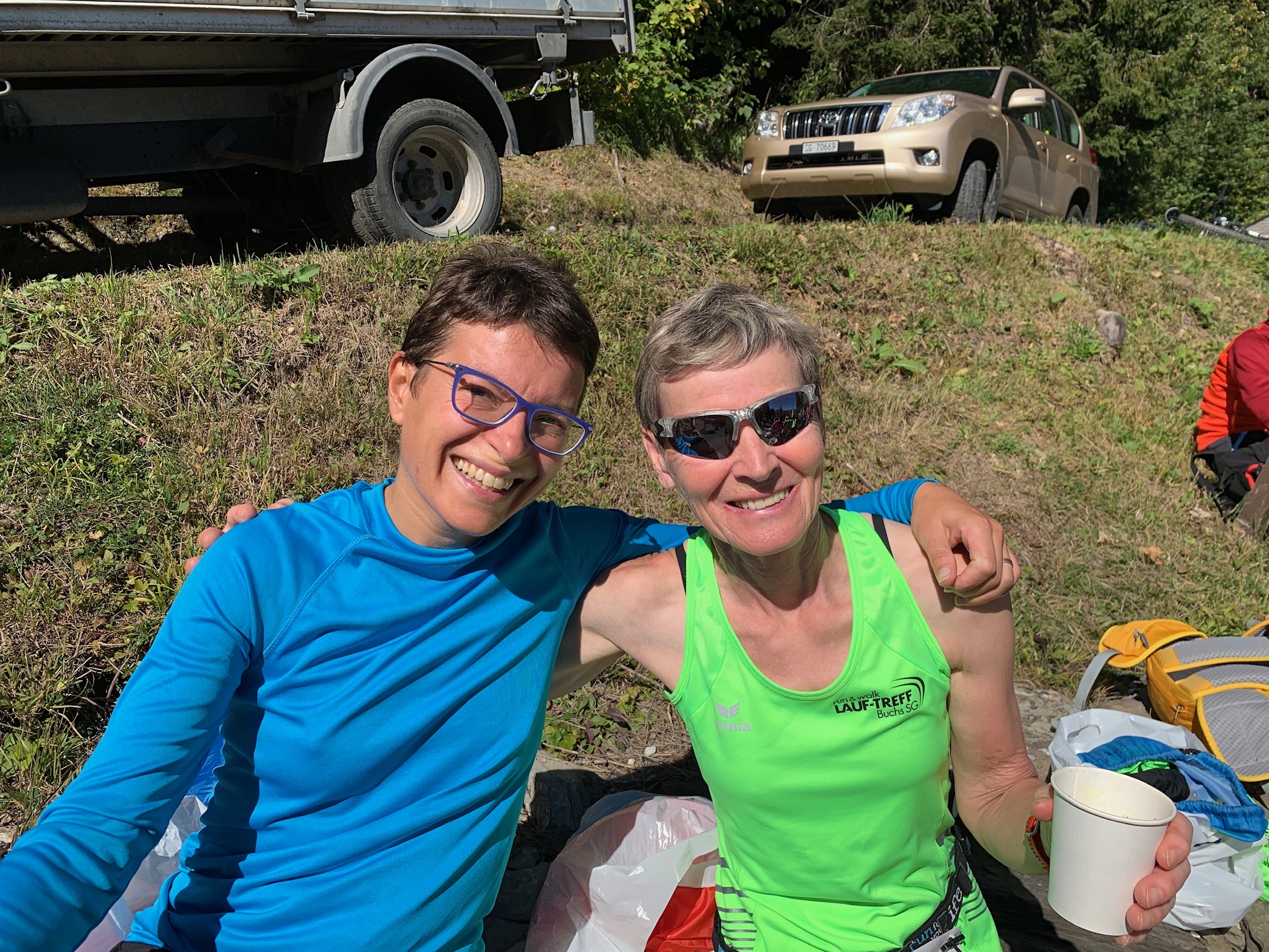 zwei strahlende Teilnehmerinnen