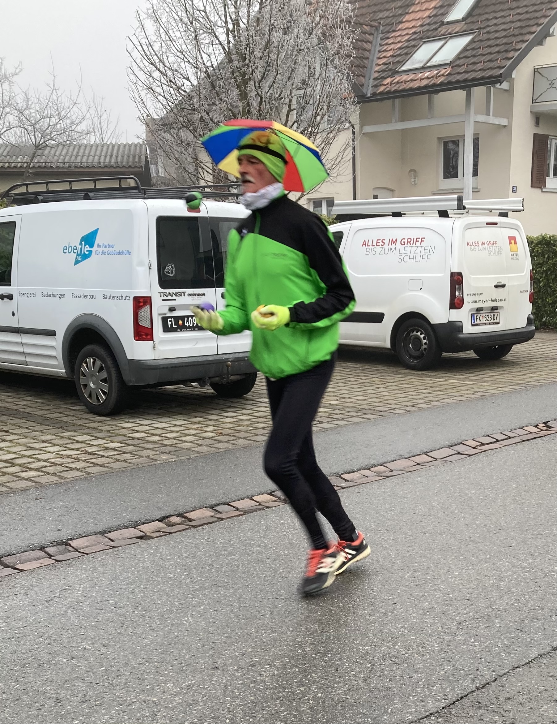 Er jonglierte die drei Bälle vier Runden lang.