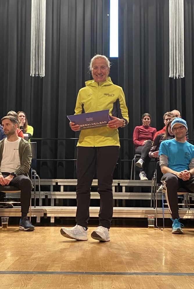 Anita mit dem Siegerinnenpreis.