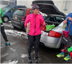 Königin Cornelia beim Einschenken.