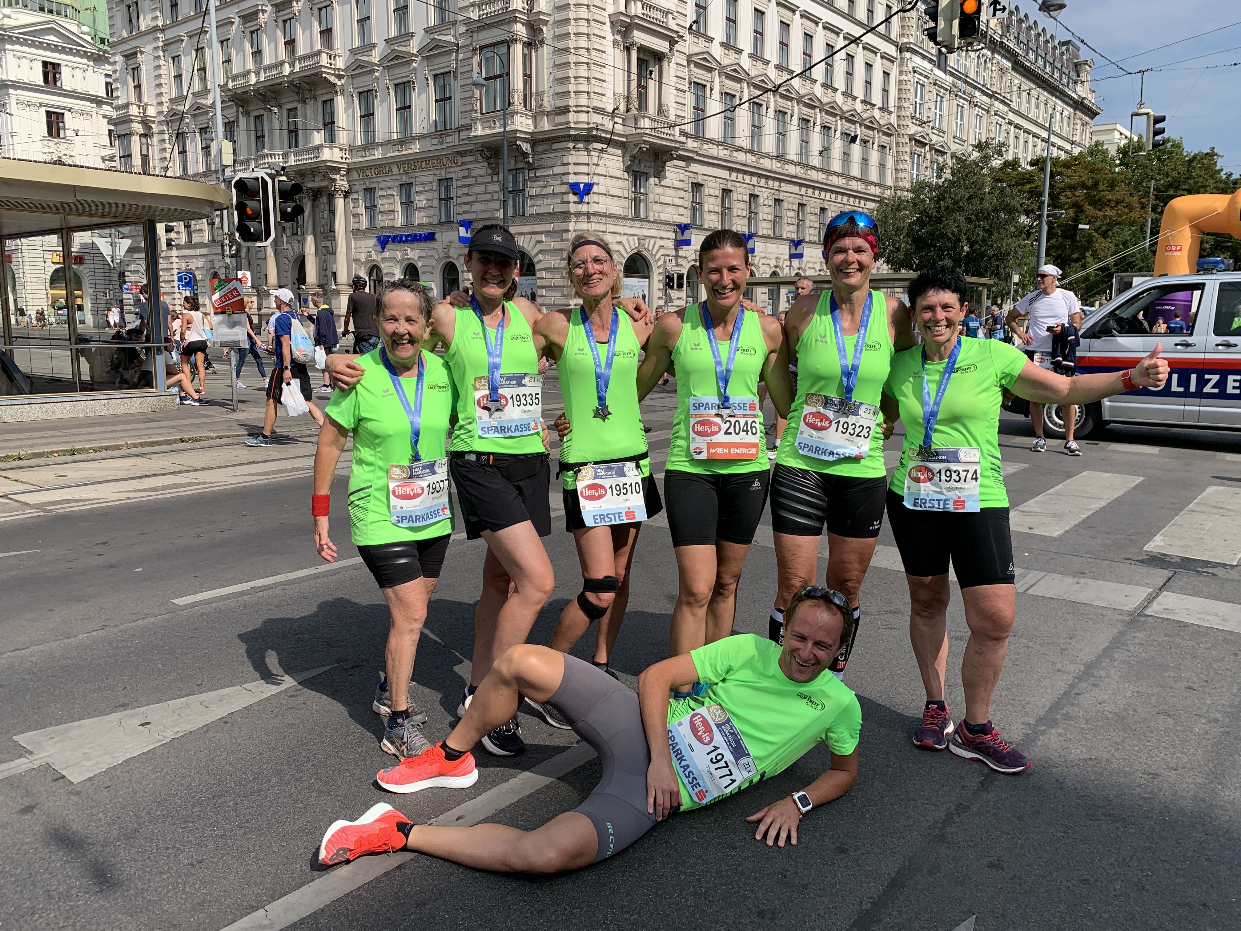 Finisher Thomas mit den sechs Finisherinnen