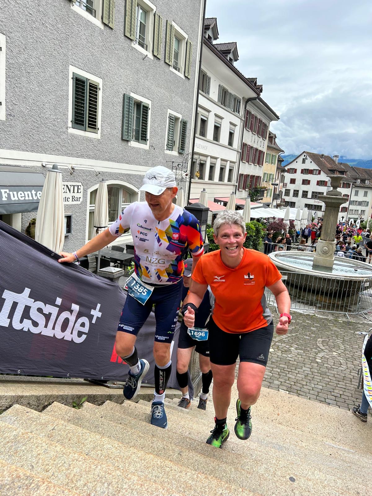 Cornelia strahlt auch auf der Treppe.