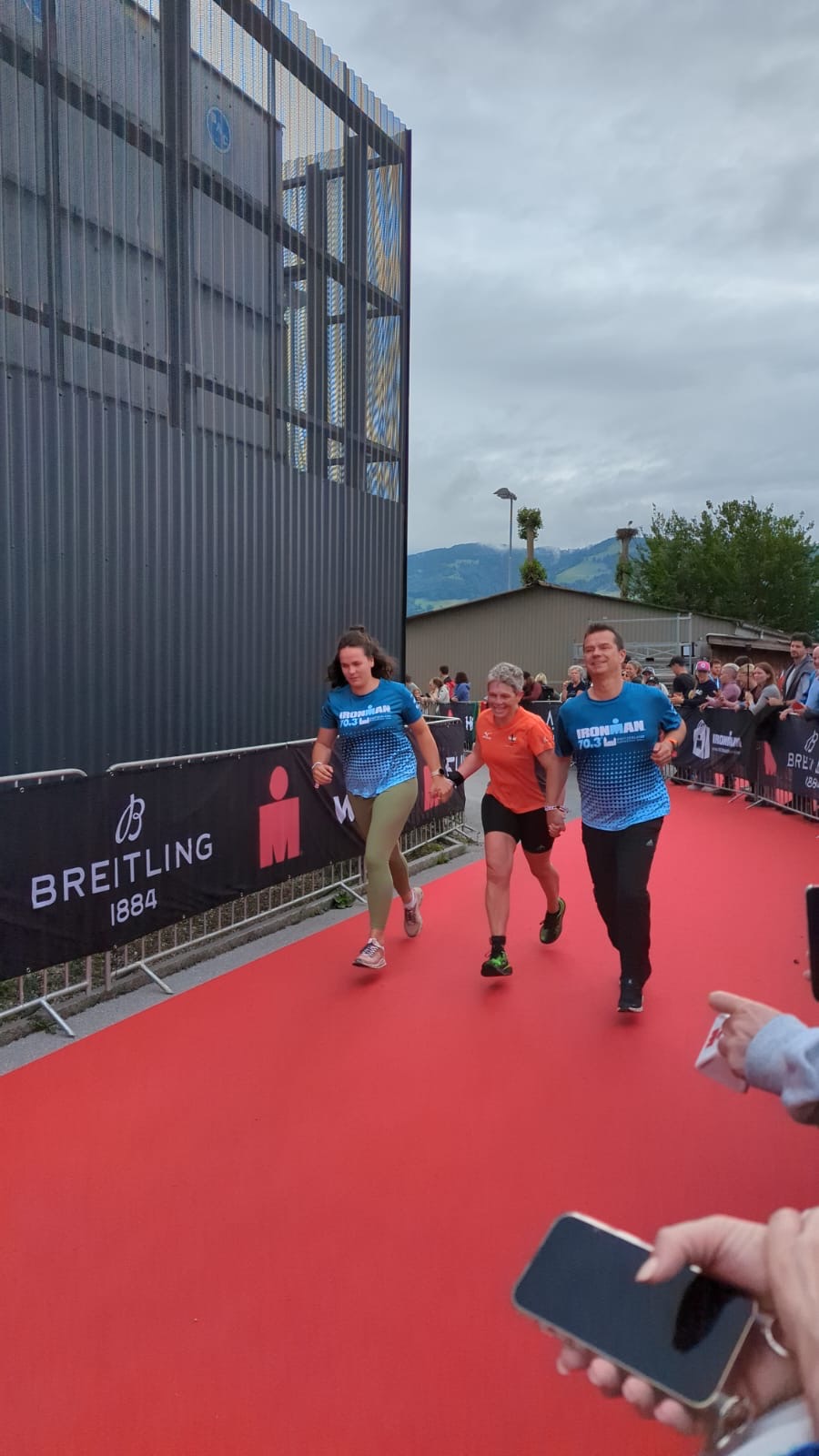 Die Staffel läuft gemeinsam ins Ziel.
