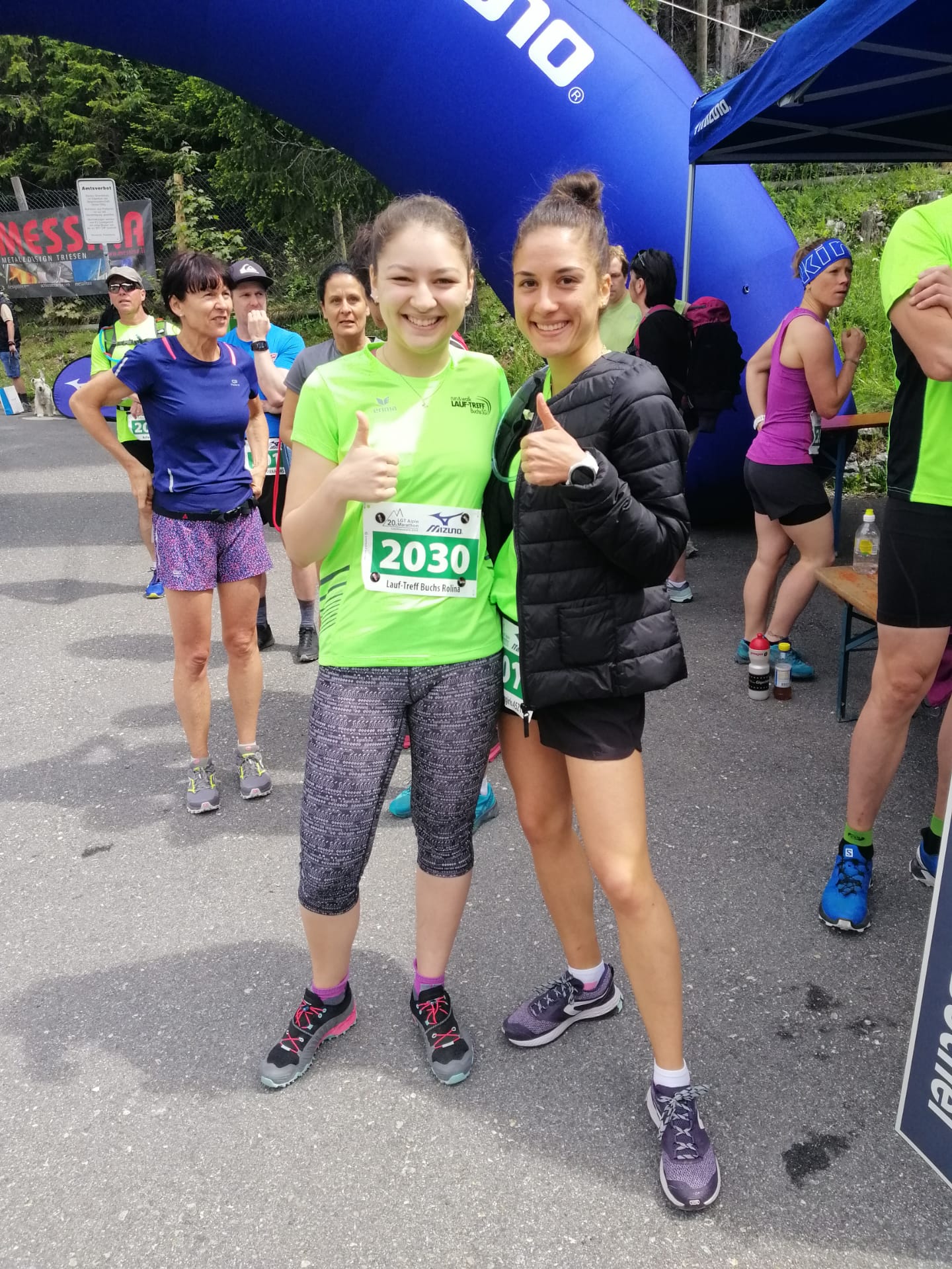 Ursina und Nina warten aufs Staffelteam (im Hintergrund Bettina)