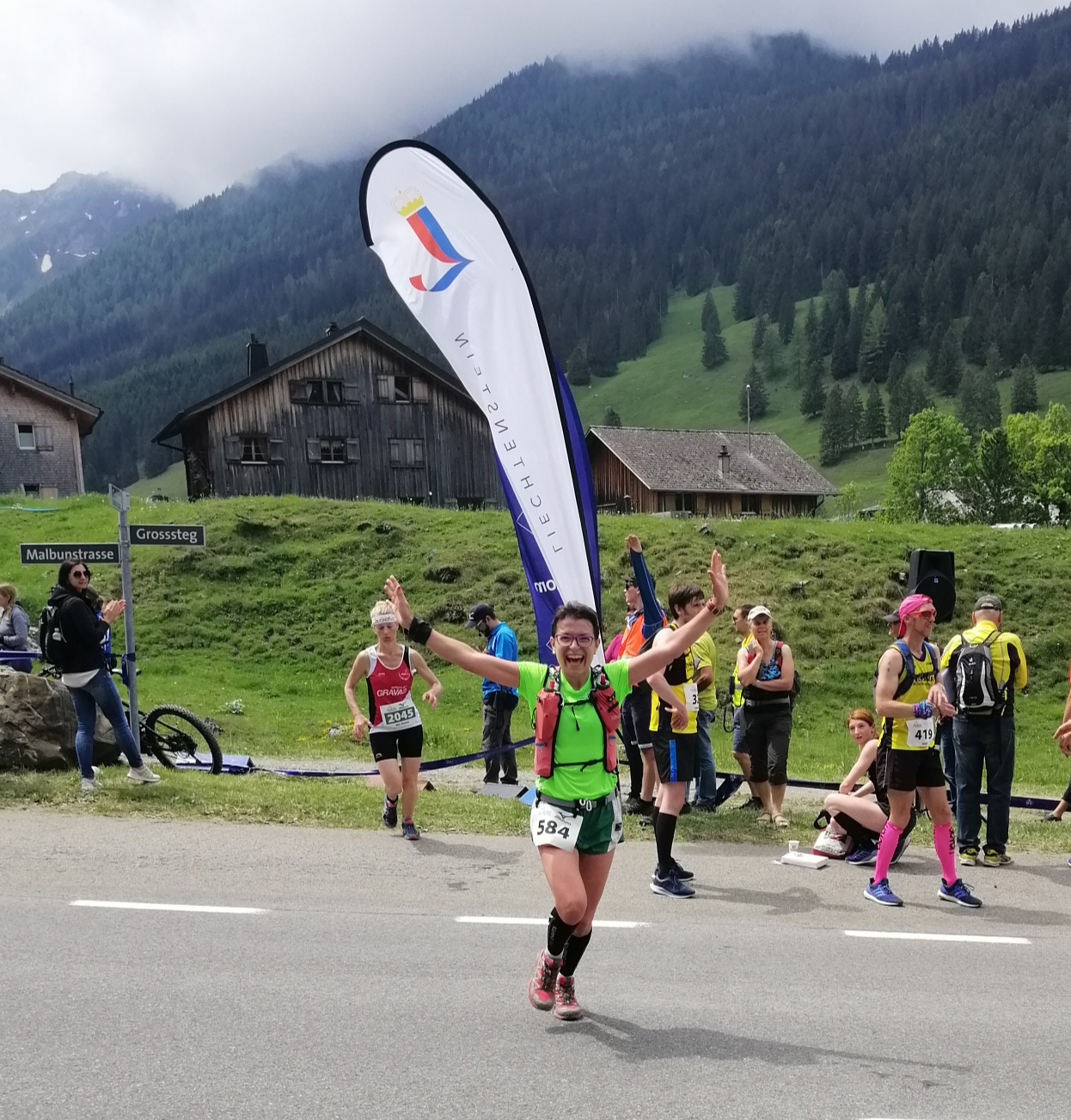 Silvia strahlt und rennt