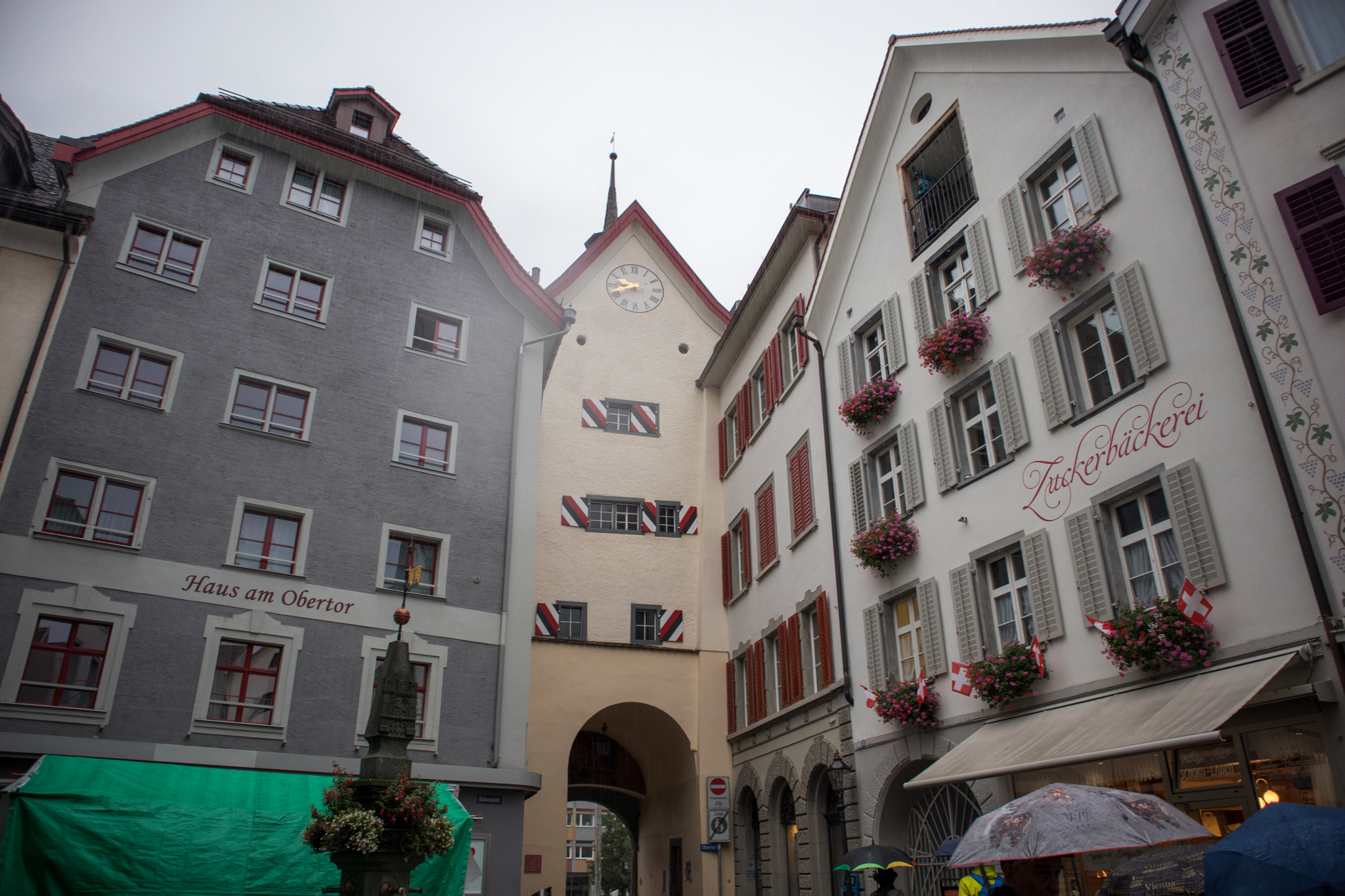 Regen in Strömen, wir fliehen in die Zuckerbäckerei
