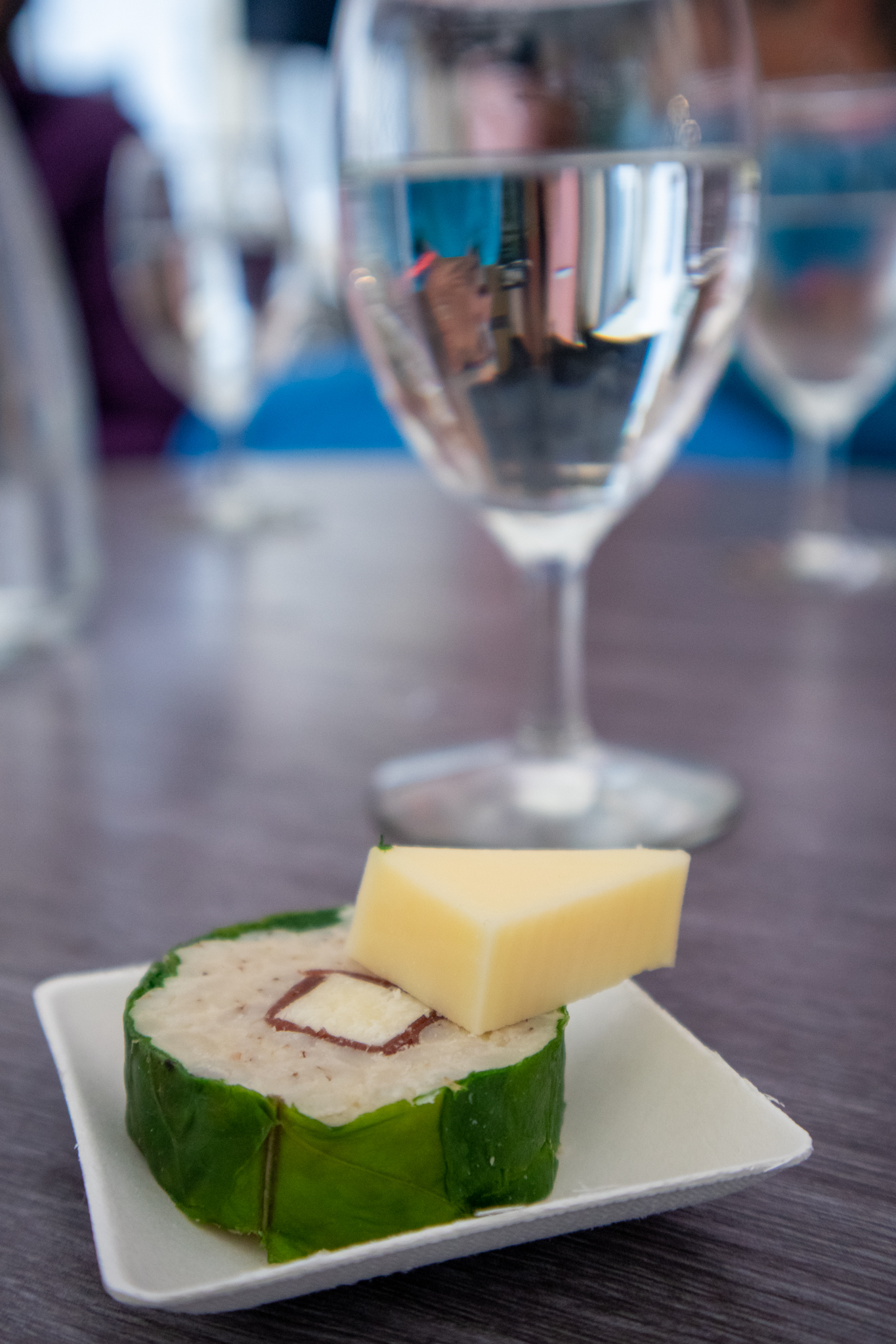 Churer Gletscherwasser und Käsesushi