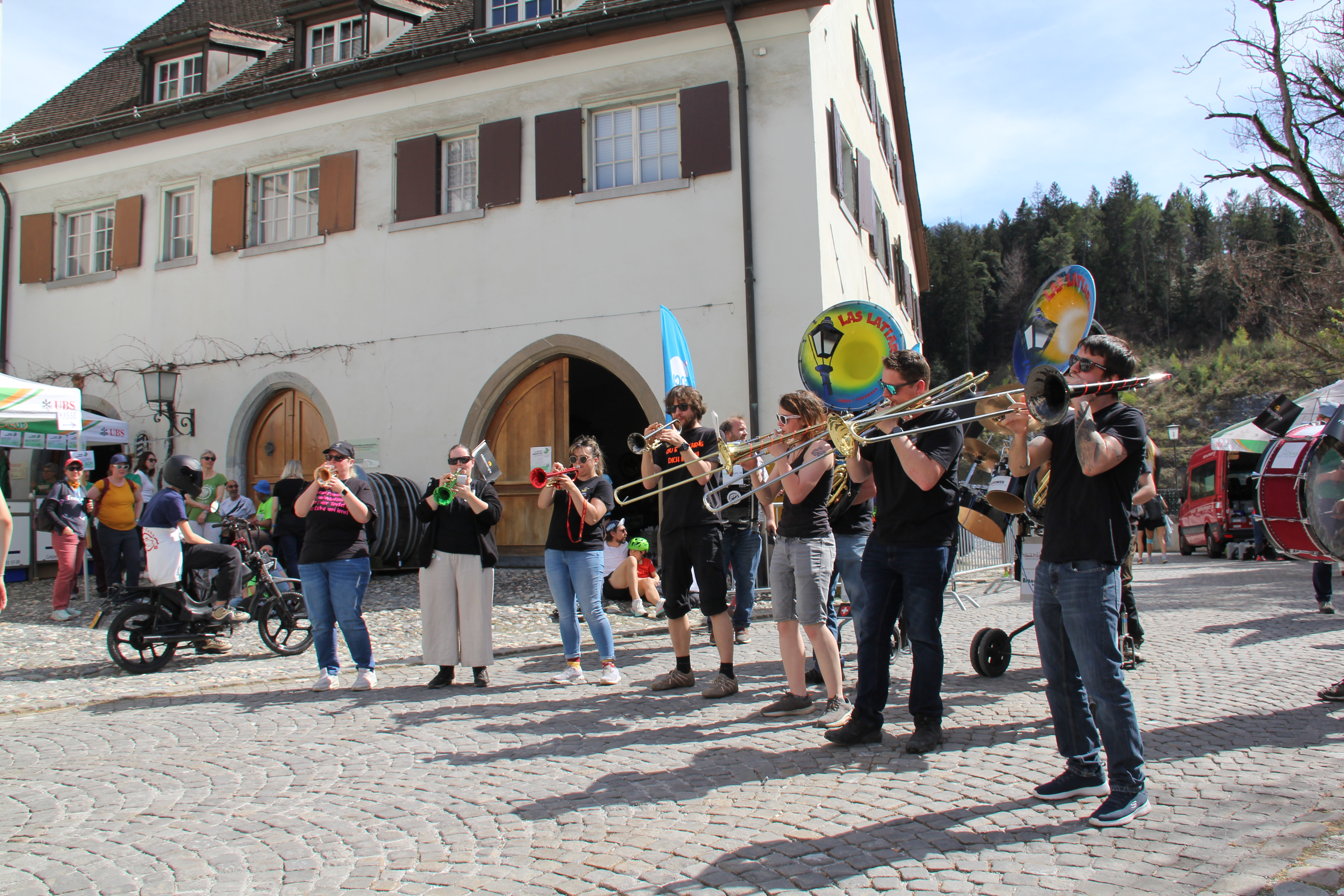 Musikalischer Empfang im Ziel: die Gugge Las Latiarnas (die Laternen)