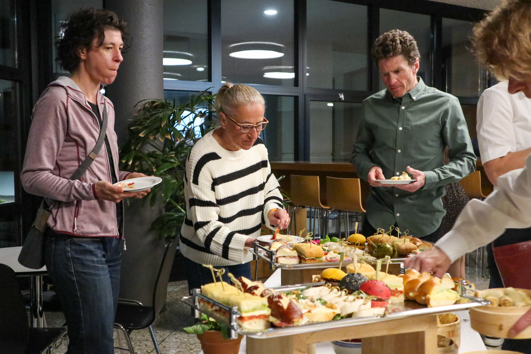 Nicole, Anita und Patrick greifen beim frischen Buffet zu