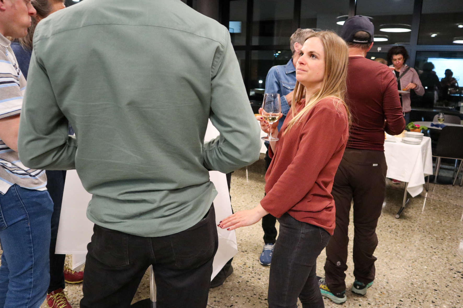 Saskia ganz vertieft im Gespräch