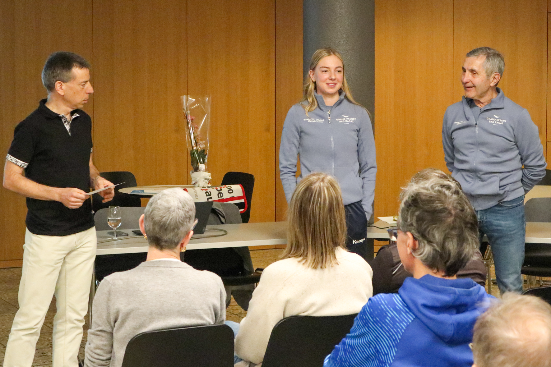 Roland begrüsst unsere zwei Referenten Chiara und Richi