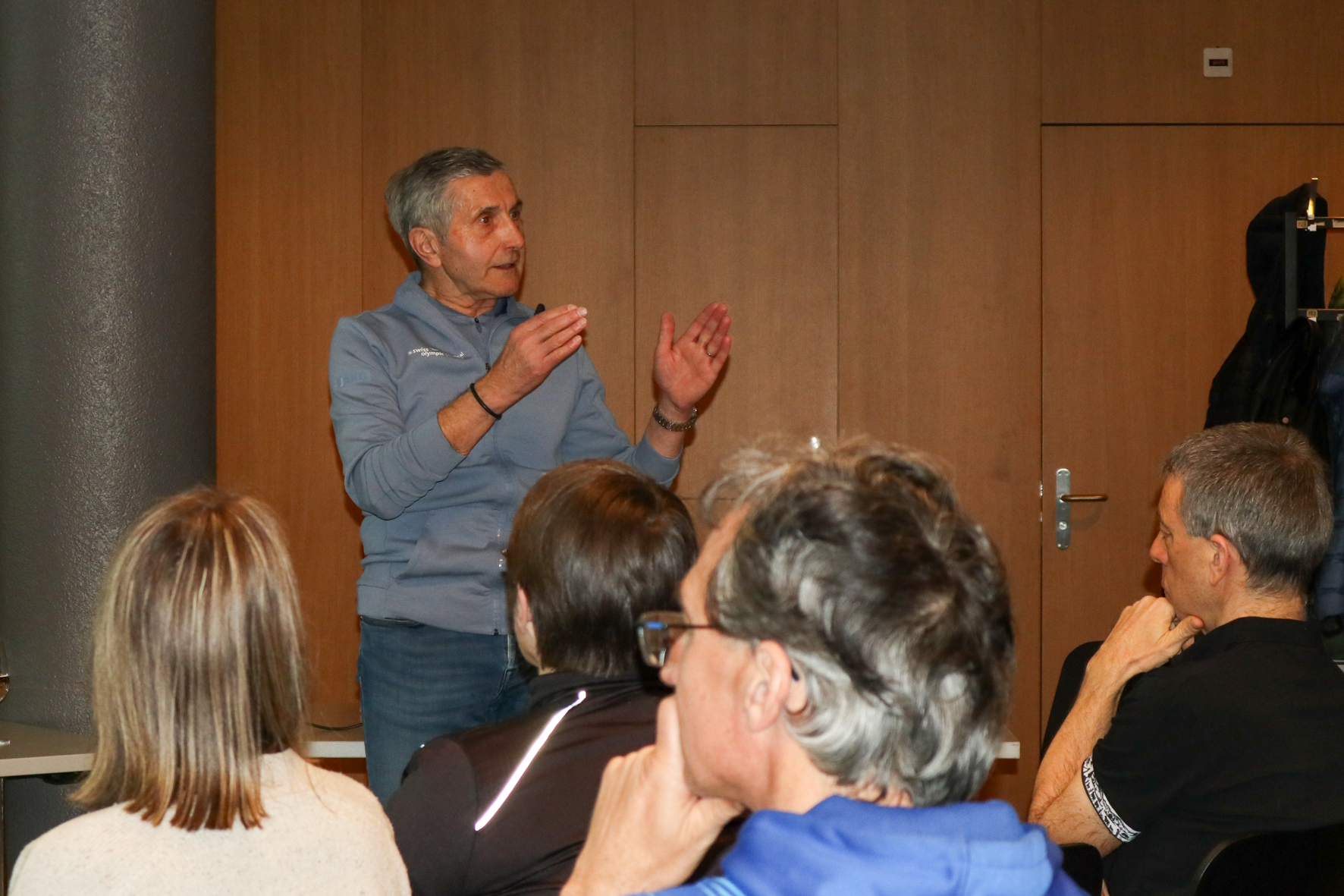 und erklärt uns das 4 x 4 x 4 x 4