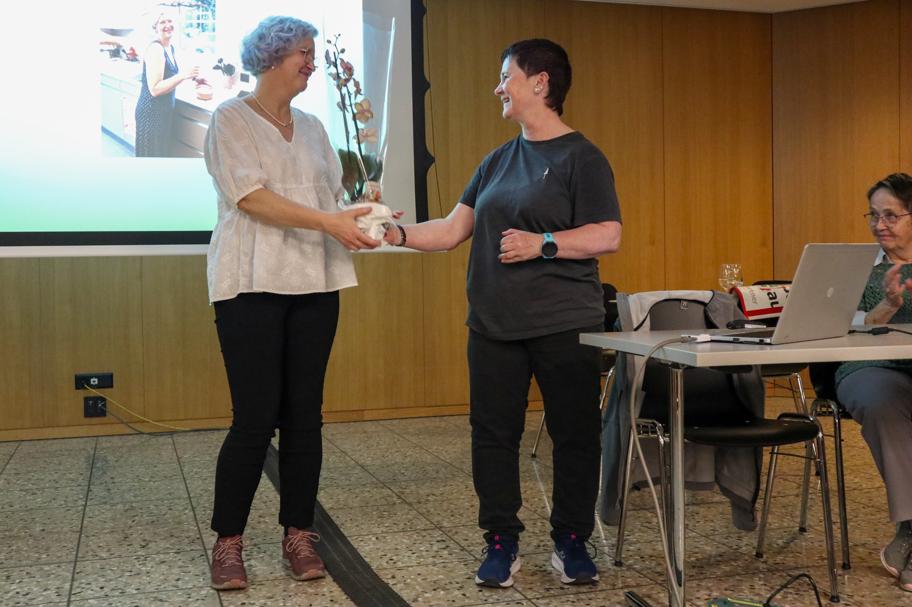 Sandra bedankt sich bei Bettina für den tollen Einsatz der Glacémanufaktur