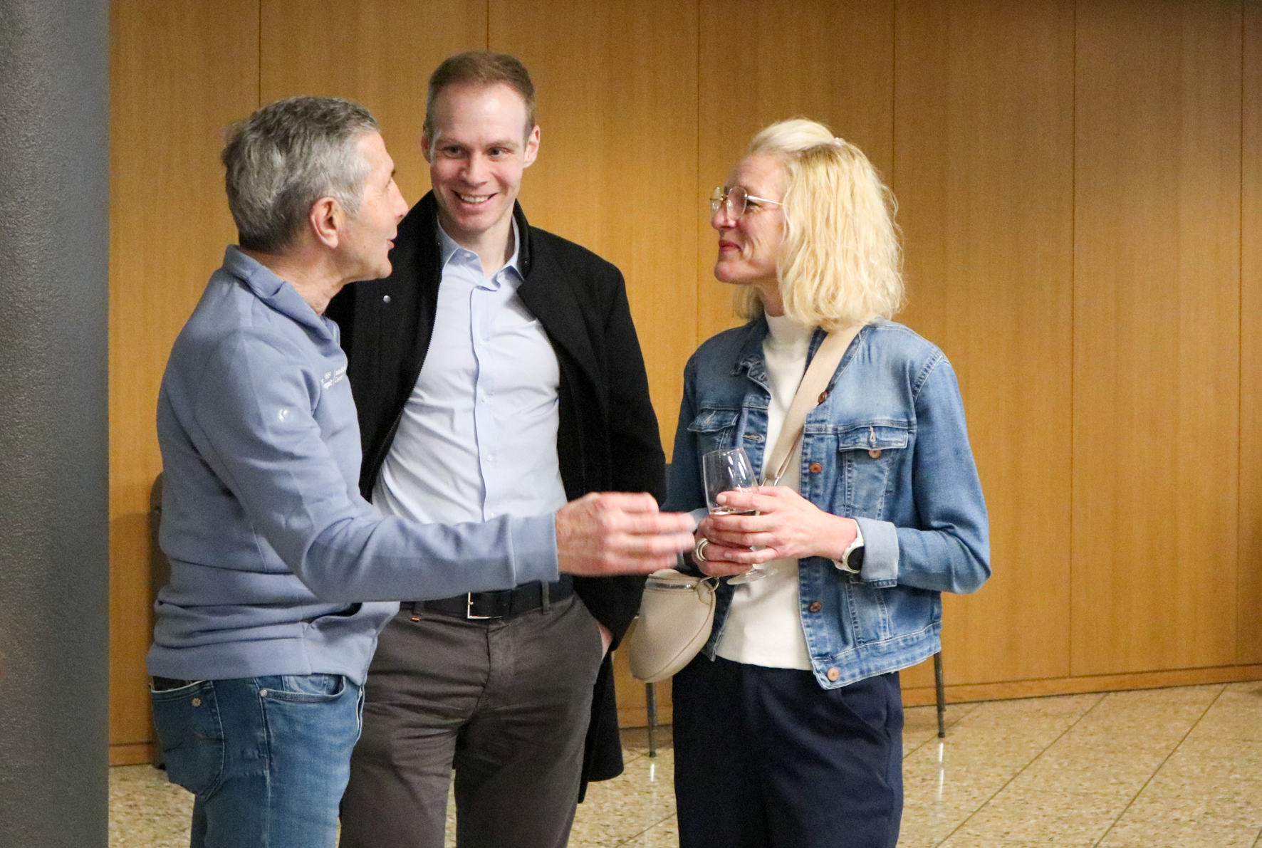 Richi im Gespräch mit Roger und Ingrid