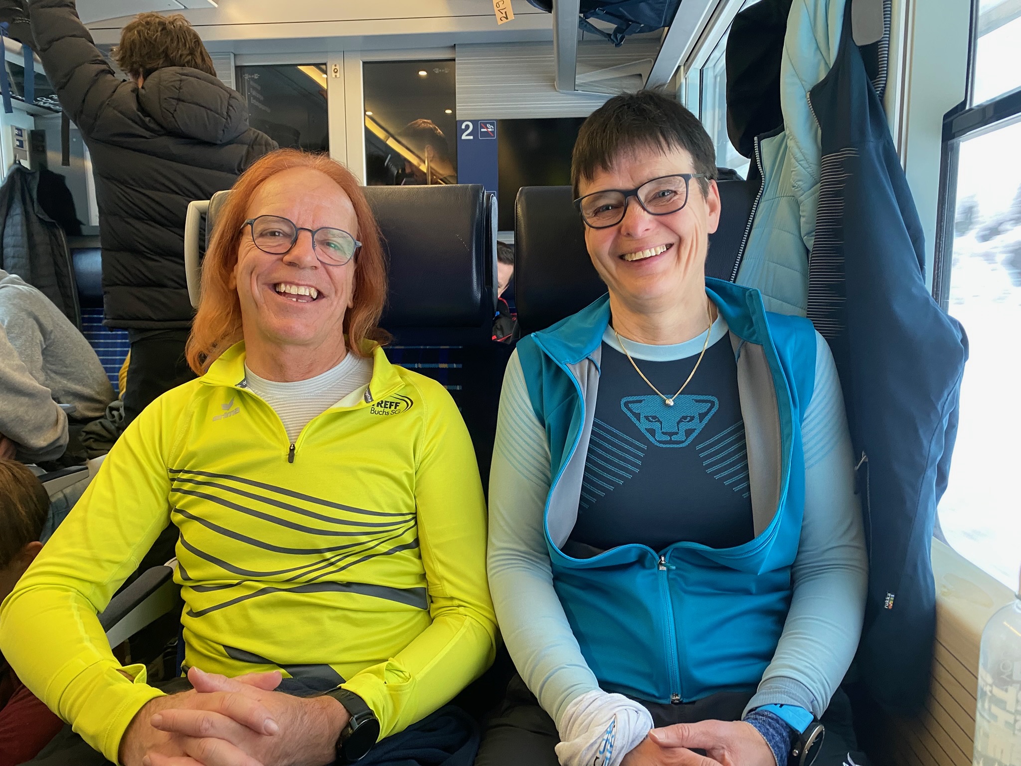 Die Bahnfahrt nach Arosa ist abwechslungsreich: Beni und Heidi