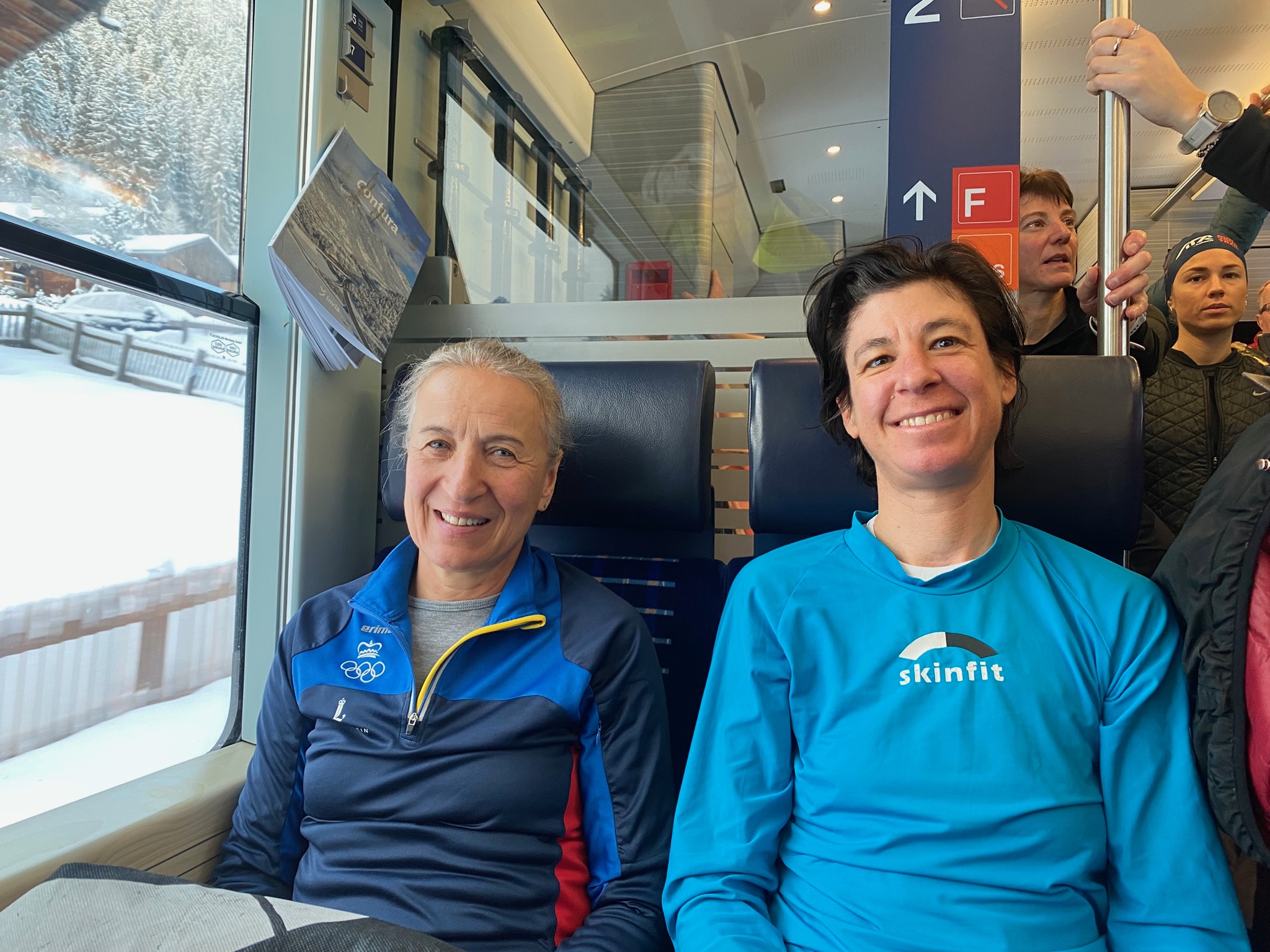 Entspannt im Zug: Anita und Nicole