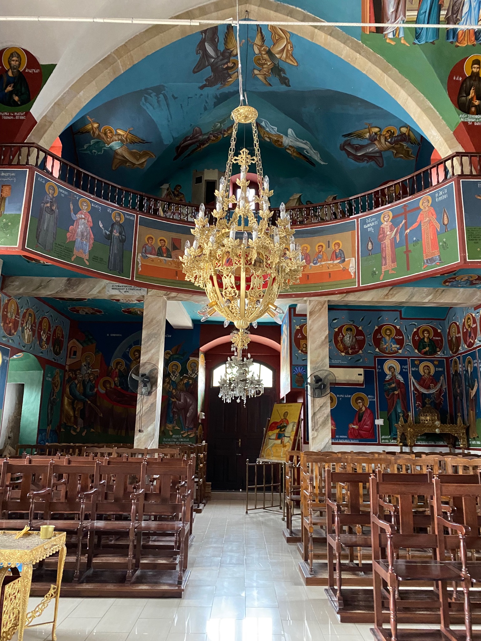 In der Kirche von Neo Chorio 