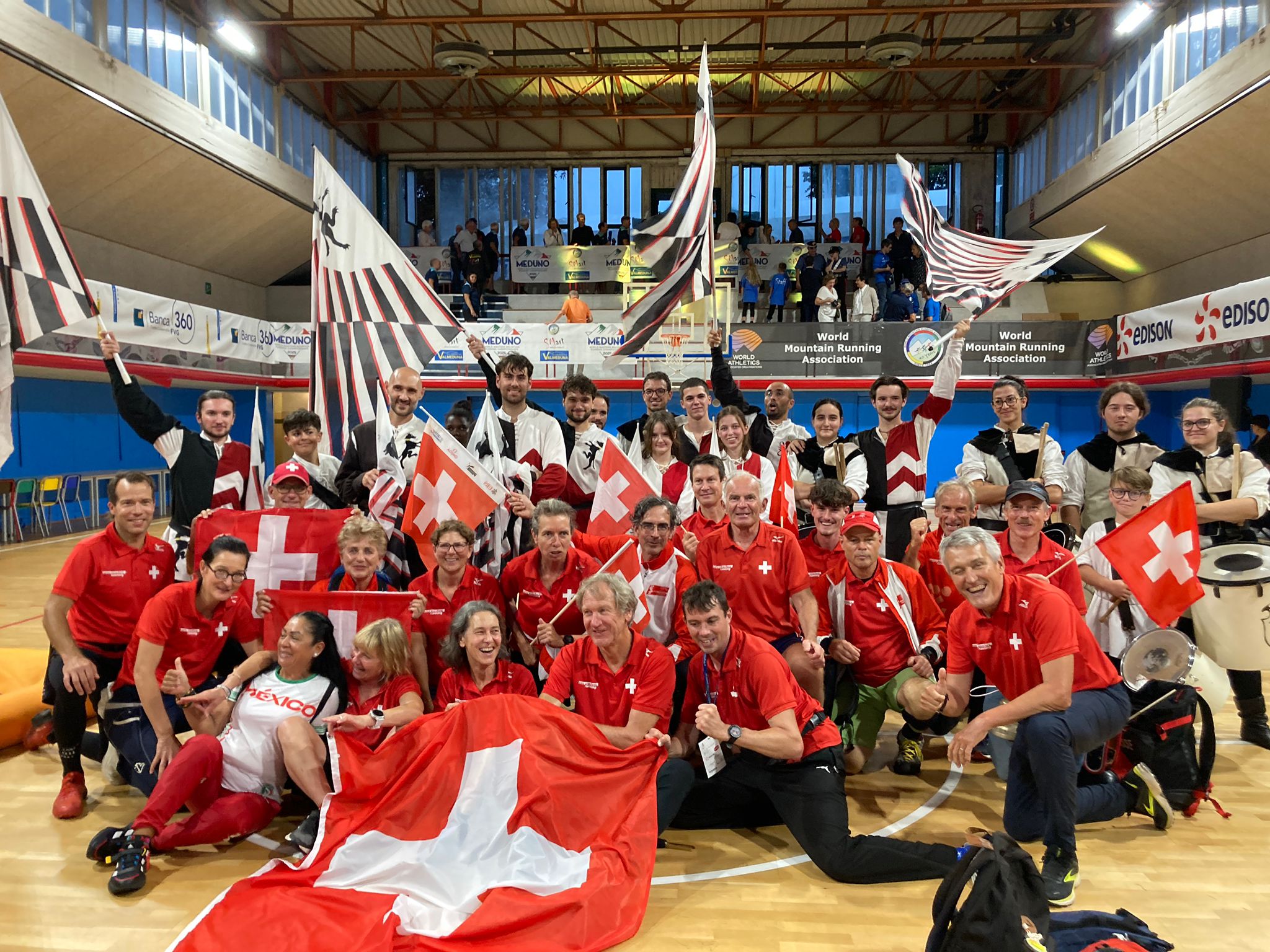 Es wird über Nationengrenzen hinweg gefeiert.