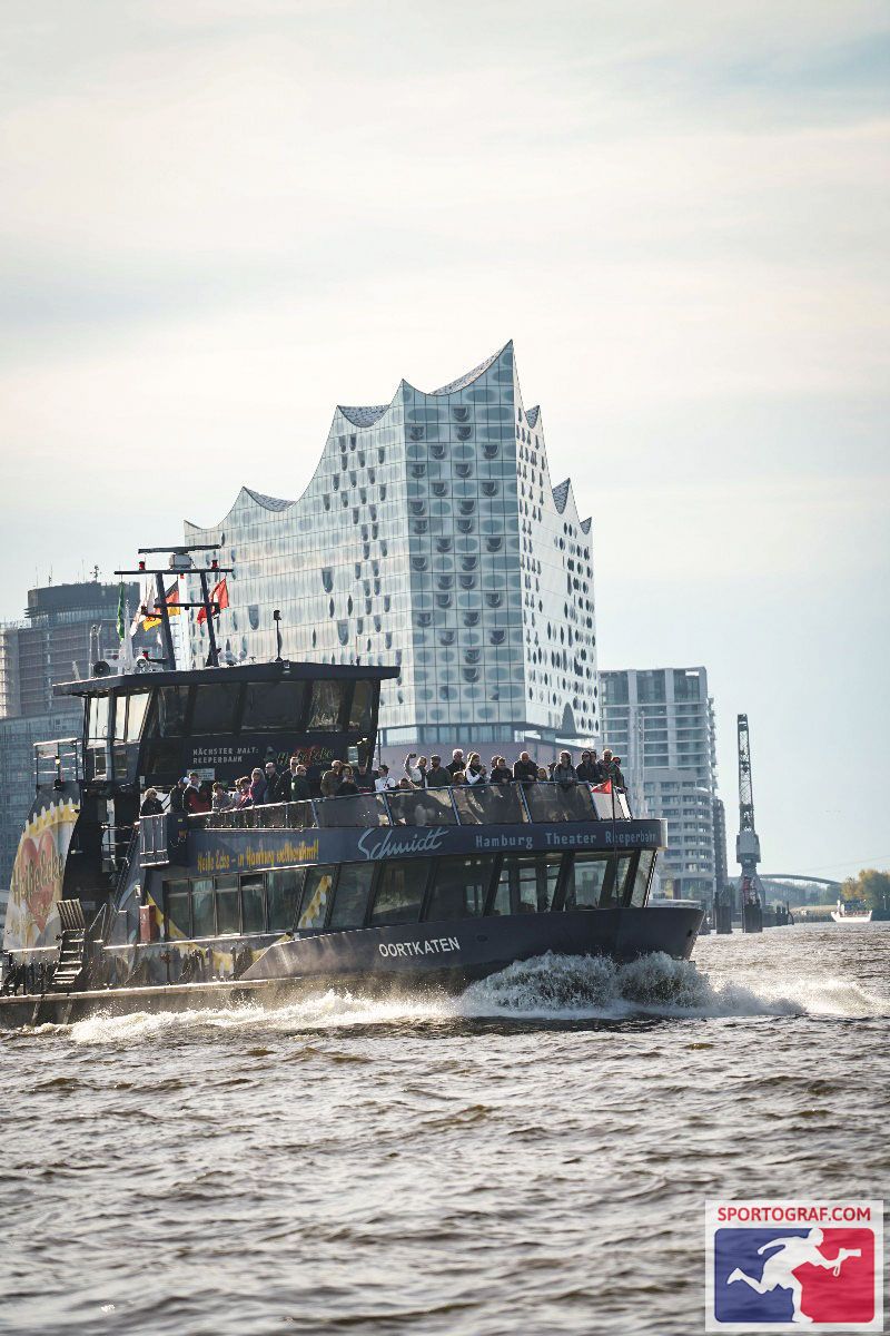 Zuschauerboot vor der Elbphilharmonie