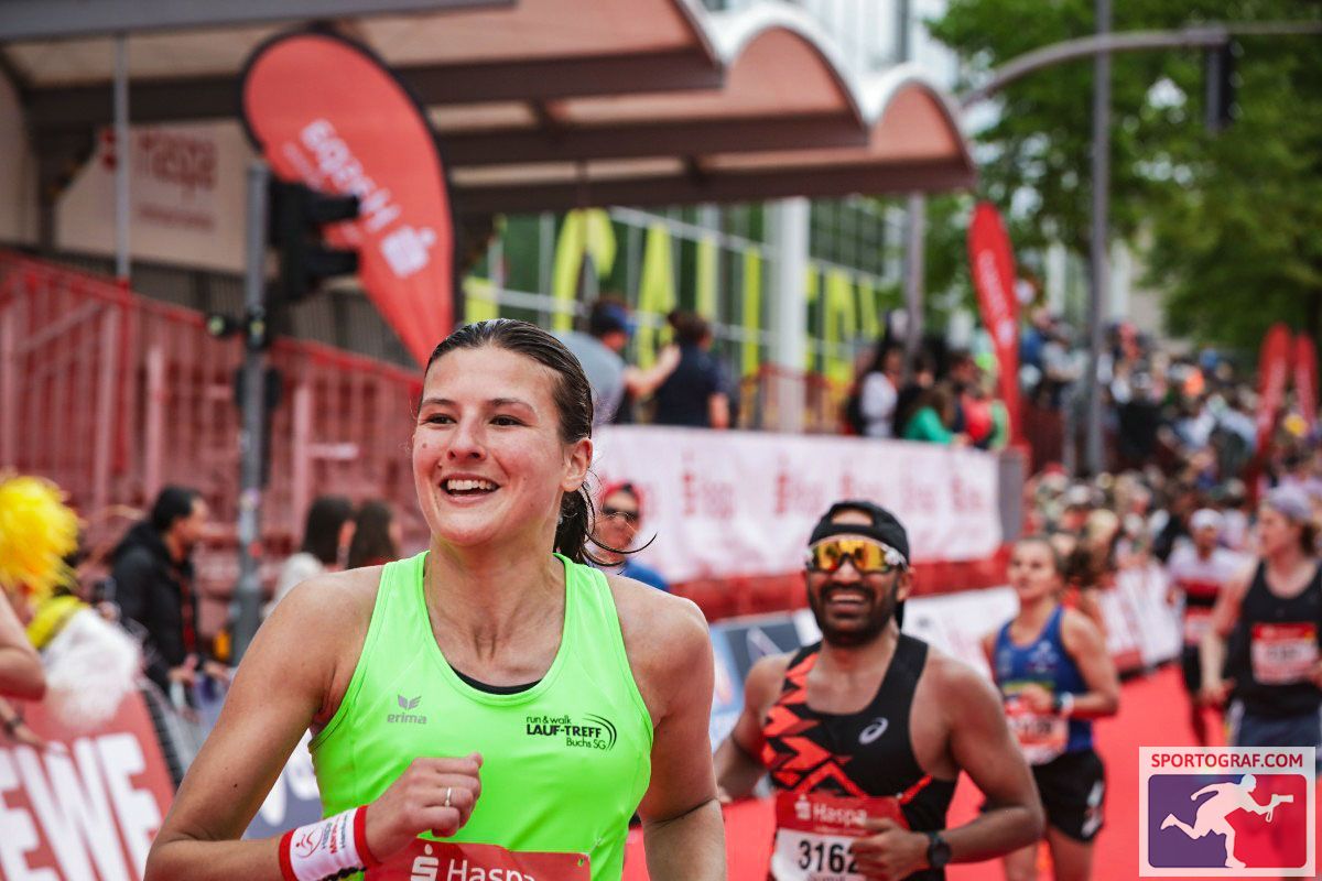 Strahlende Tina auf dem roten Teppich