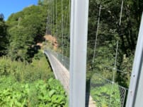 Schwankende Brücken: hier die 19m hohe und 70m lange Schlifitschuggen-Hängebrücke