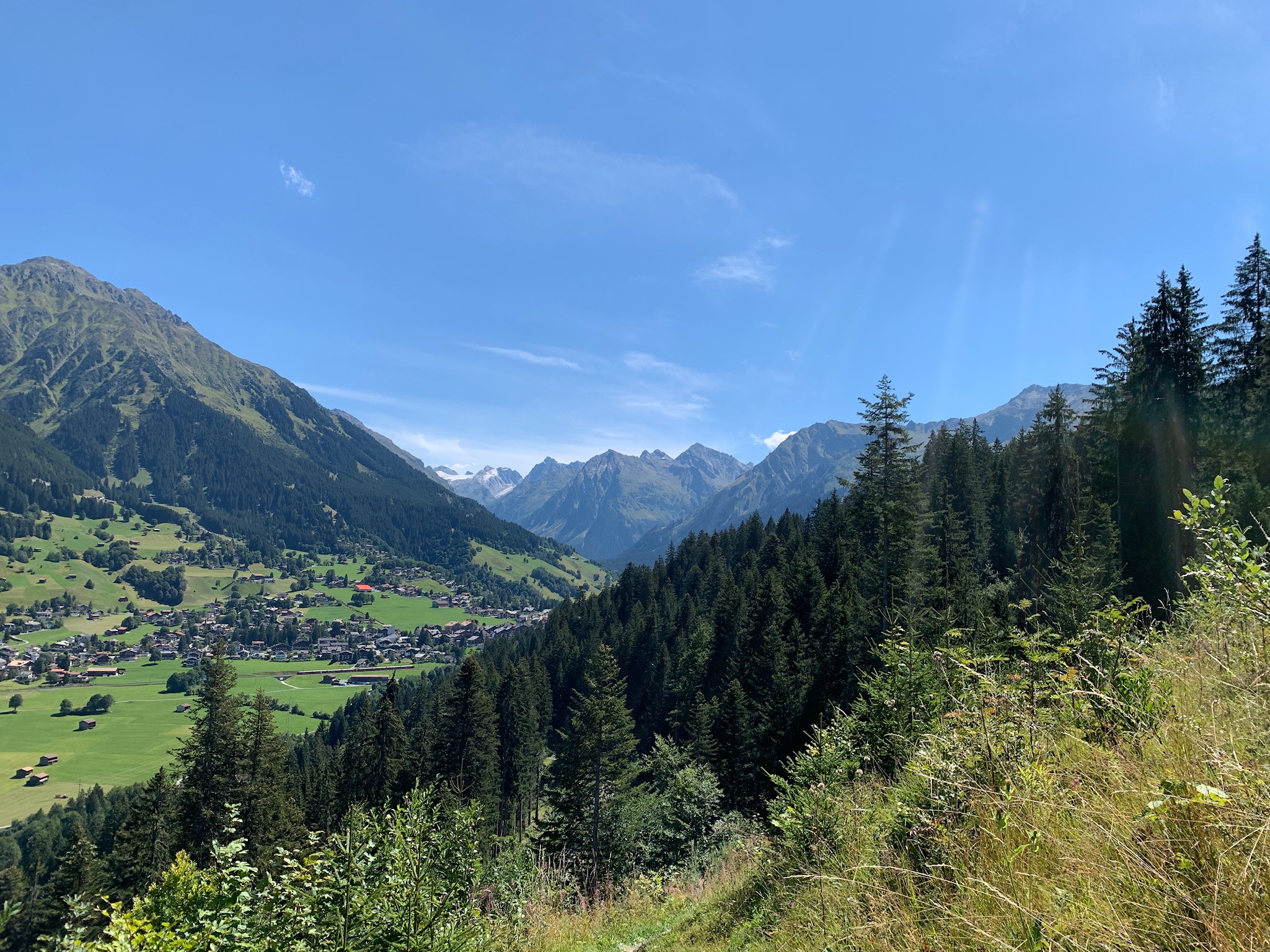 Tolle Ausblicke; jetzt geht es nur noch hinunter ins Ziel.