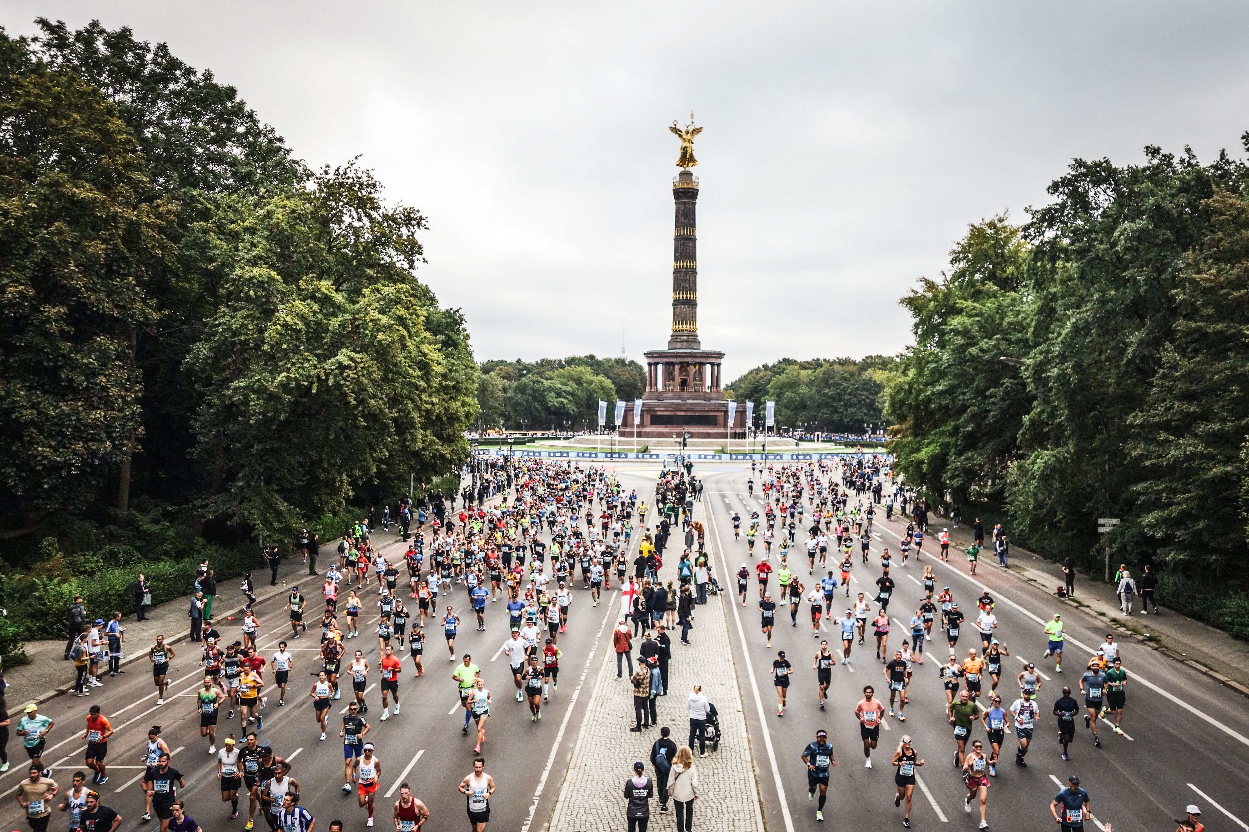 Nach dem Start geht es an der Siegessäule vorbei.